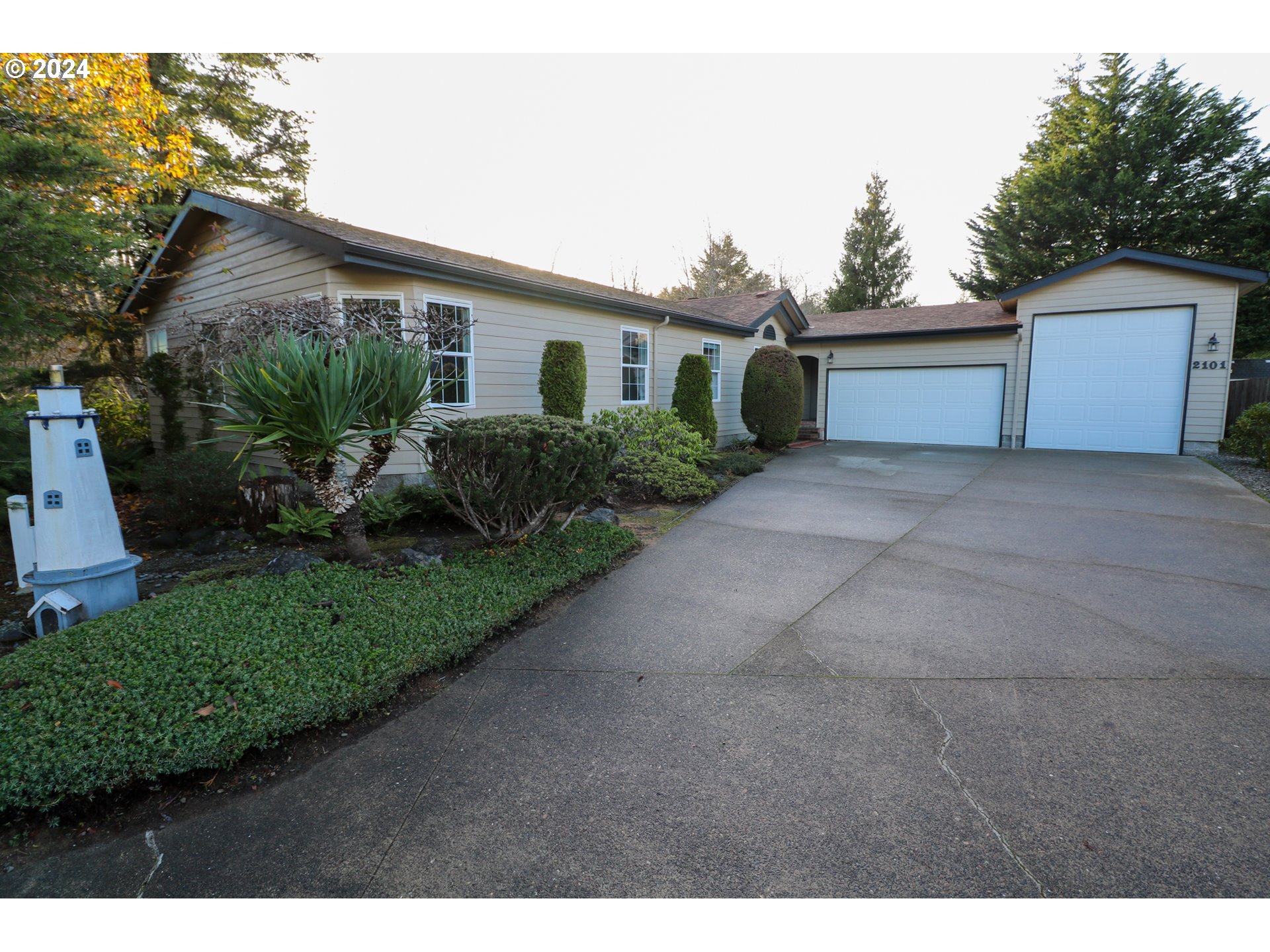 Photo of 2101 LYNNE DR North Bend OR 97459