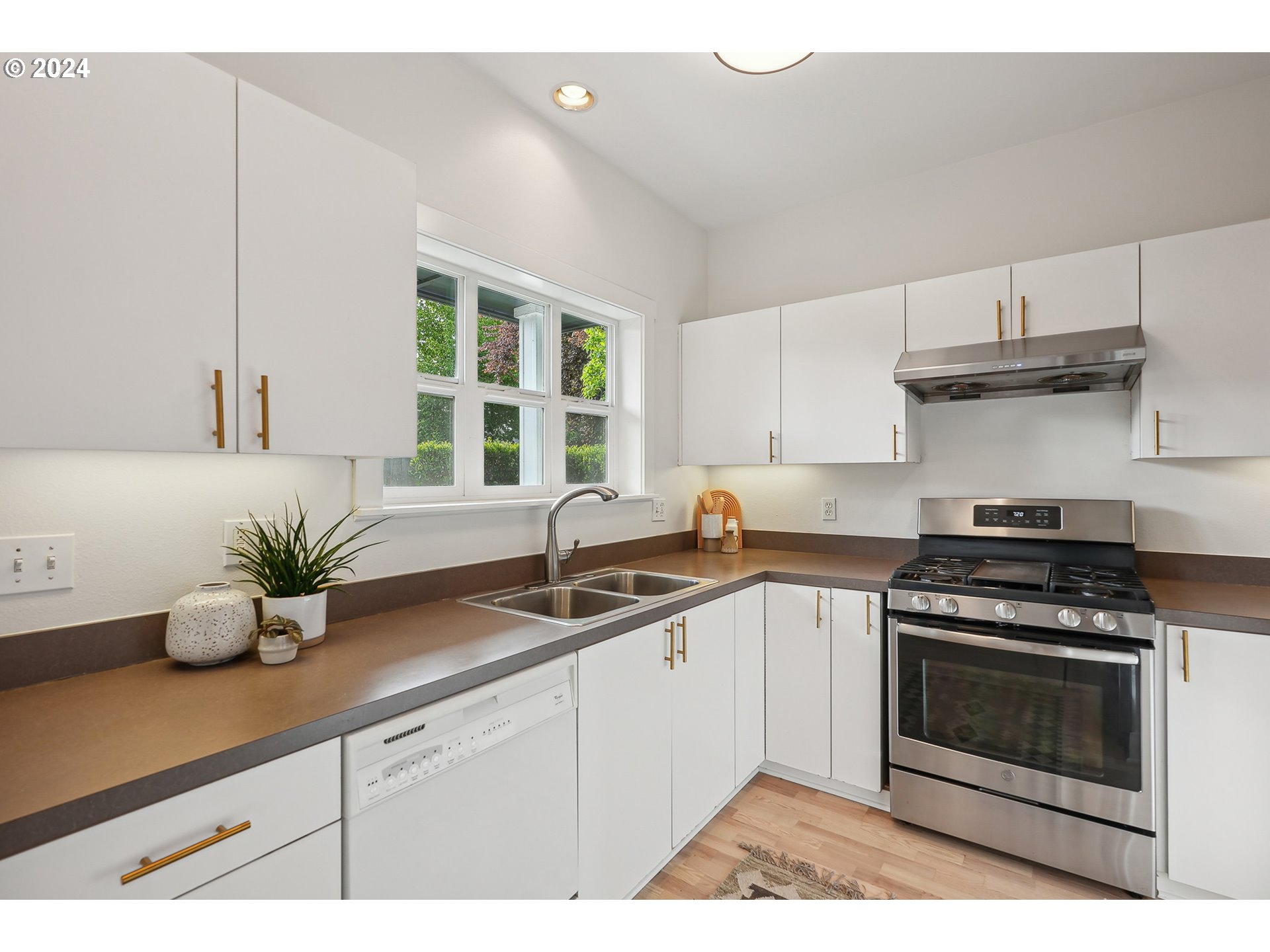 Photo #2: 24435999 Listing 