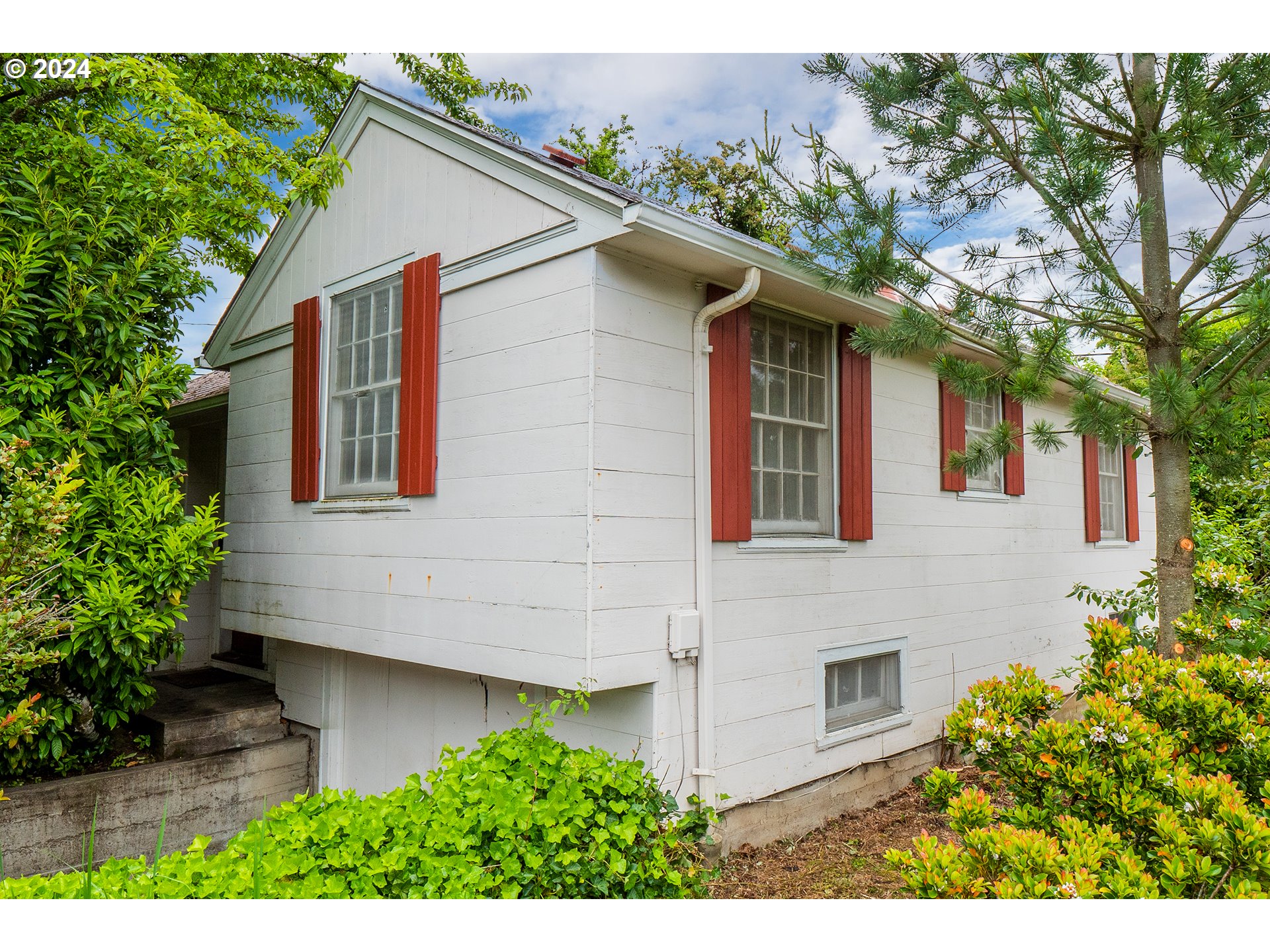 Last house on the block in the HEART of OSU Campus...literally! This has been a family-owned and cared-for residence, passed down through the generations, now ready for its next steward. Great rental potential or make it your own quaint oasis with this quality build that holds unique features including hardwood floors, coved ceilings, water heater in '22 plus infrastructure improvements. Convenience and ease abound in this Corvallis University location, with views just across the street from Coleman Field Baseball Park! OFFERS DUE BY 2 PM SUNDAY 06/02/2024, PLEASE CONTACT YOUR REALTOR WITH QUESTIONS.