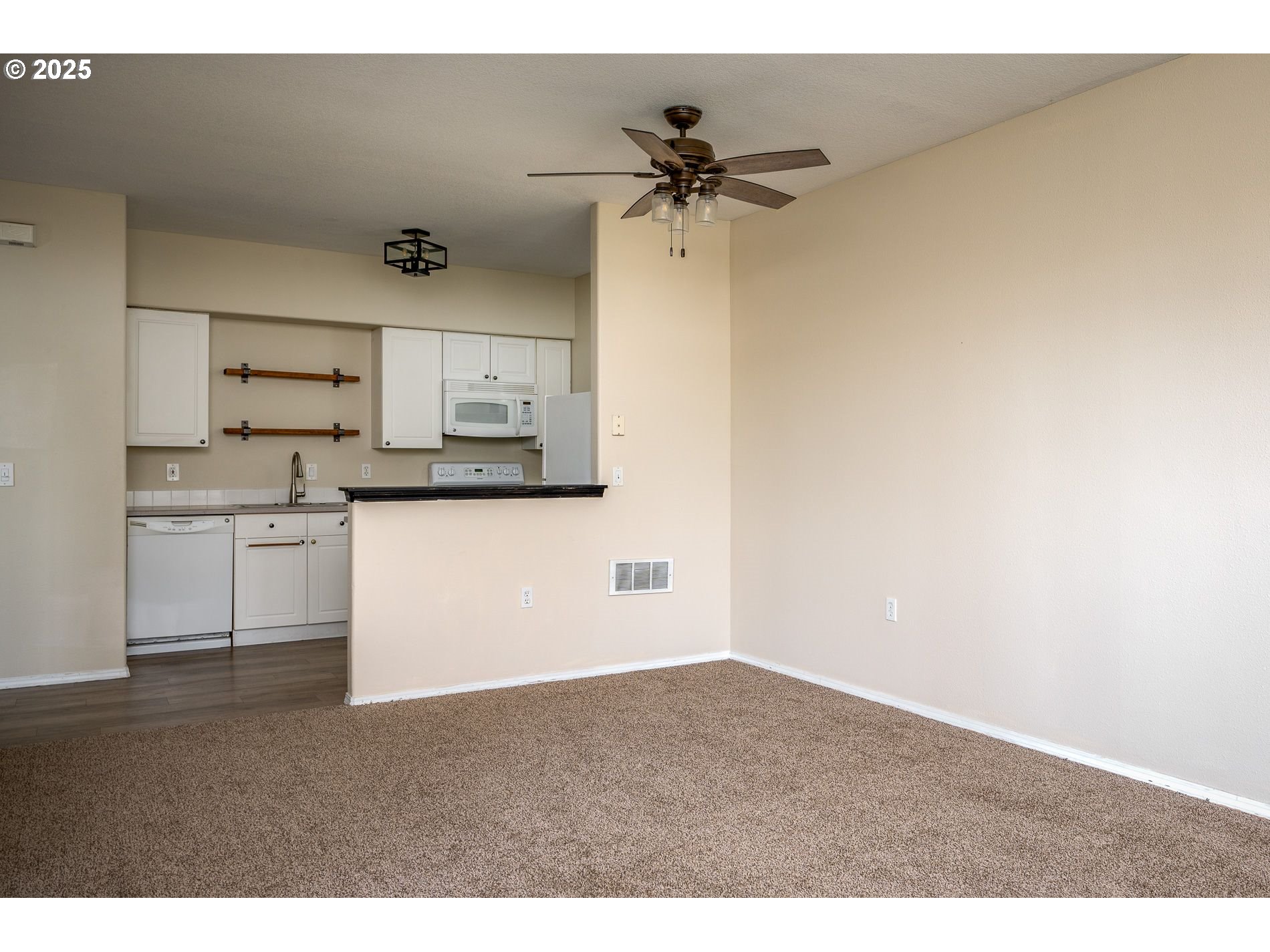 Photo #5: 24461872 Listing 