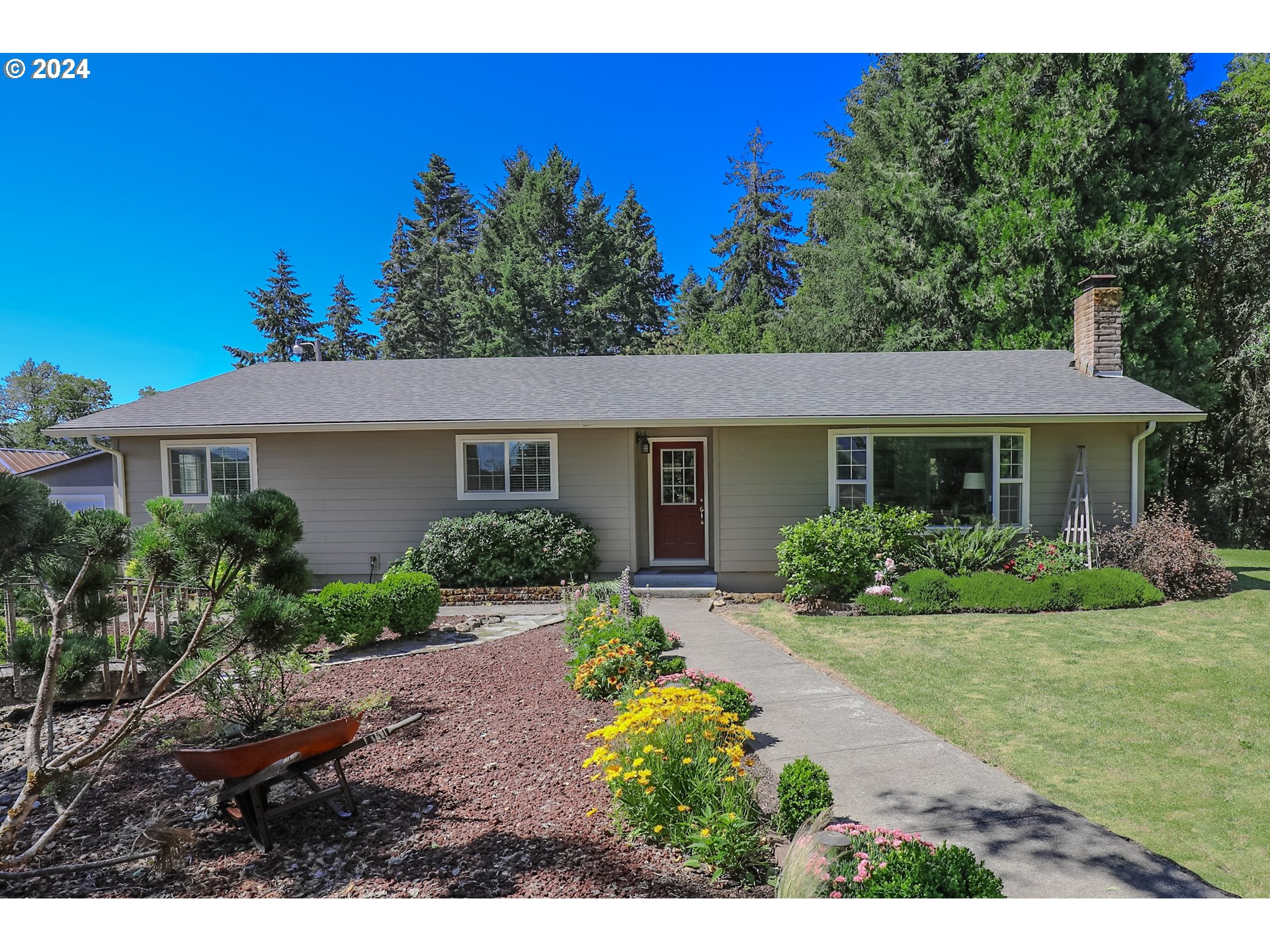 Photo of 806 TOUCHSTONE LN Roseburg OR 97471