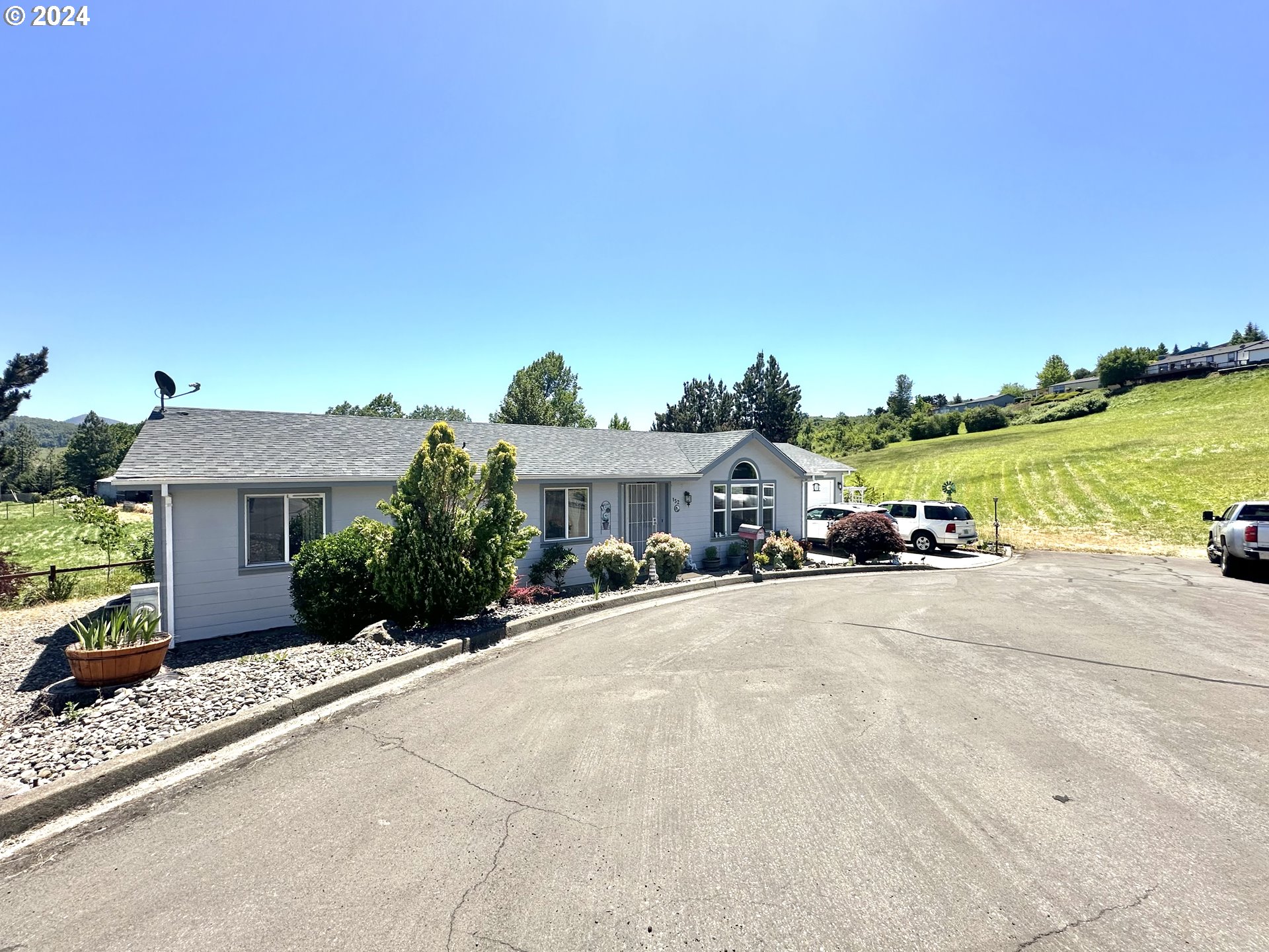 Photo of 152 FOX HOLLOW LN Roseburg OR 97471