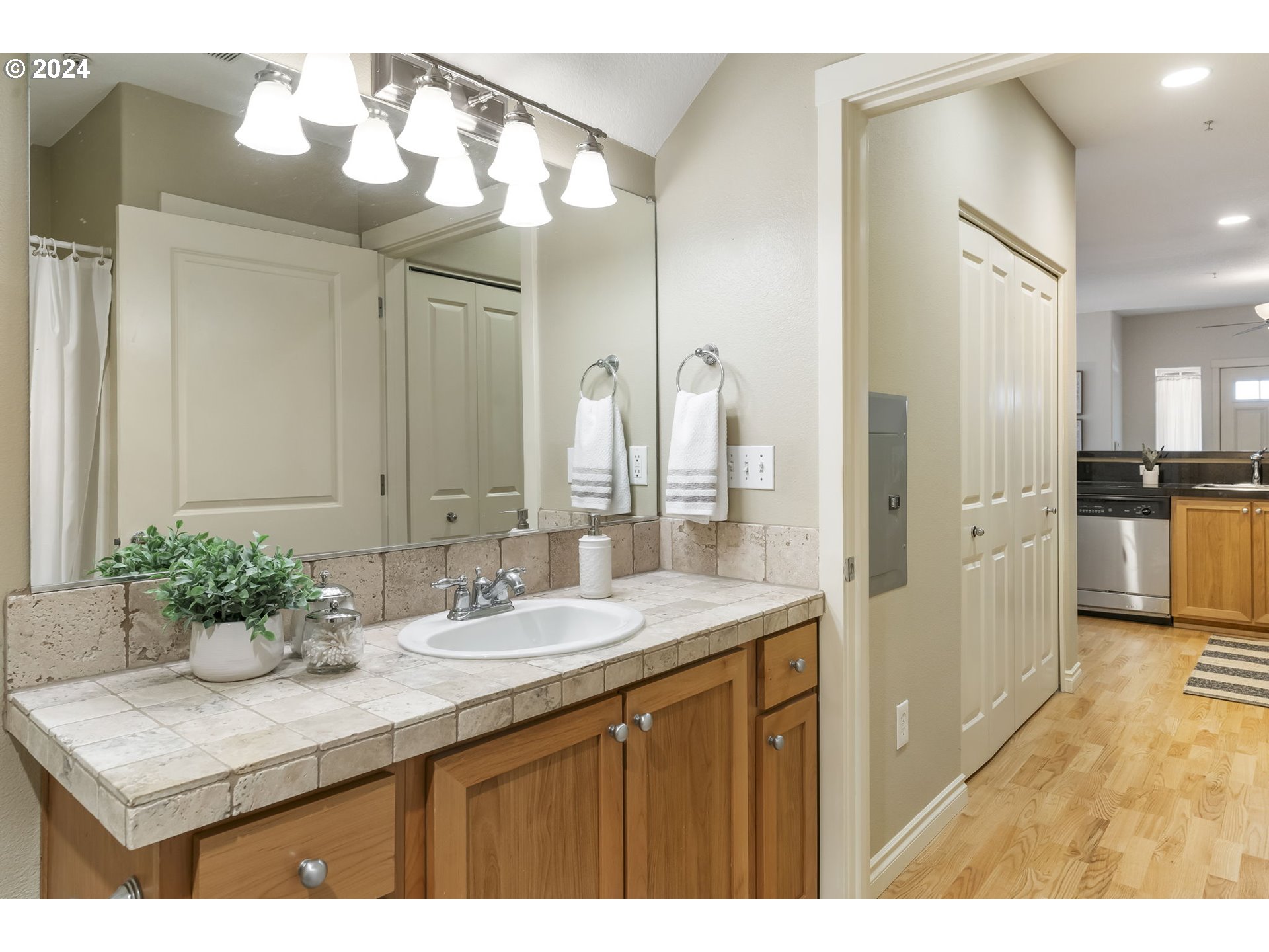 Photo #5: 24525375 Listing 