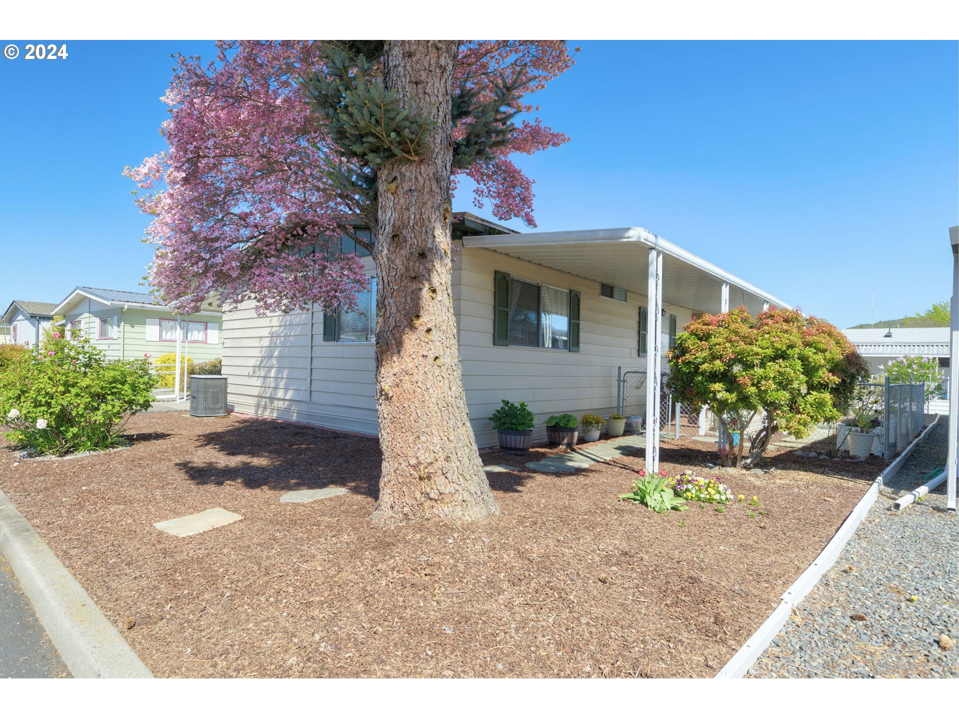 Photo of 112 WAVERLY DR Grants Pass OR 97526