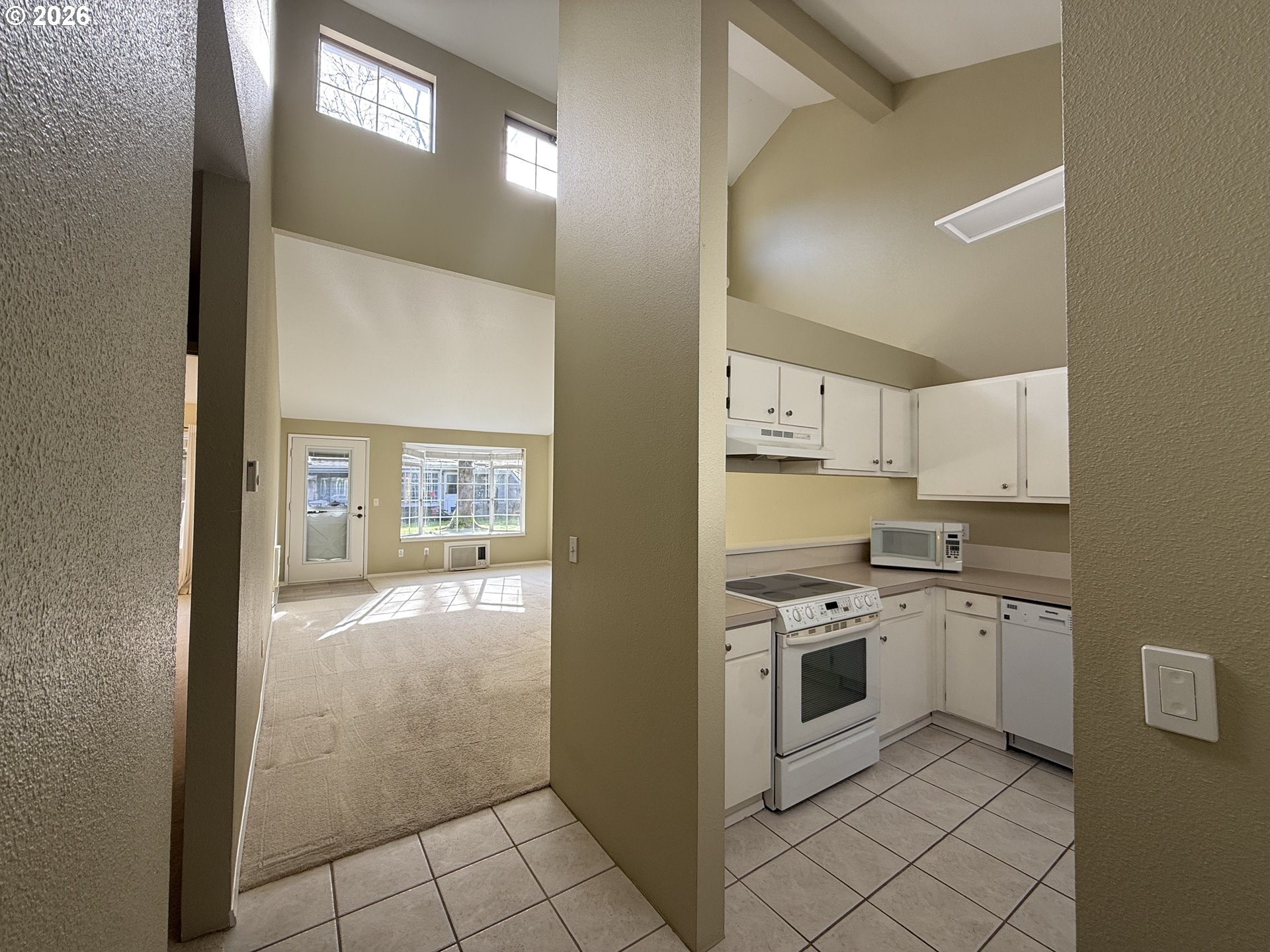 Photo #4: 245581265 Listing: Photo #4