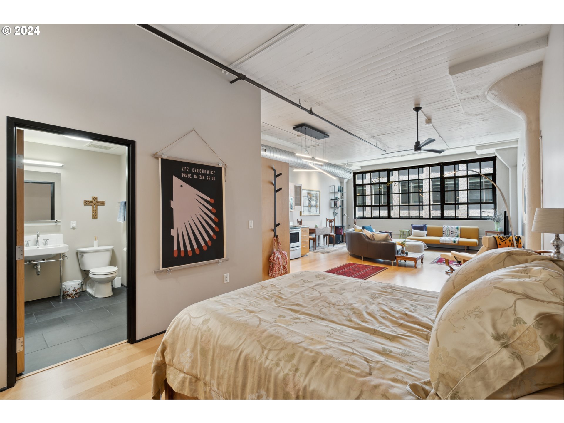 Photo #2: 24561983 Listing 