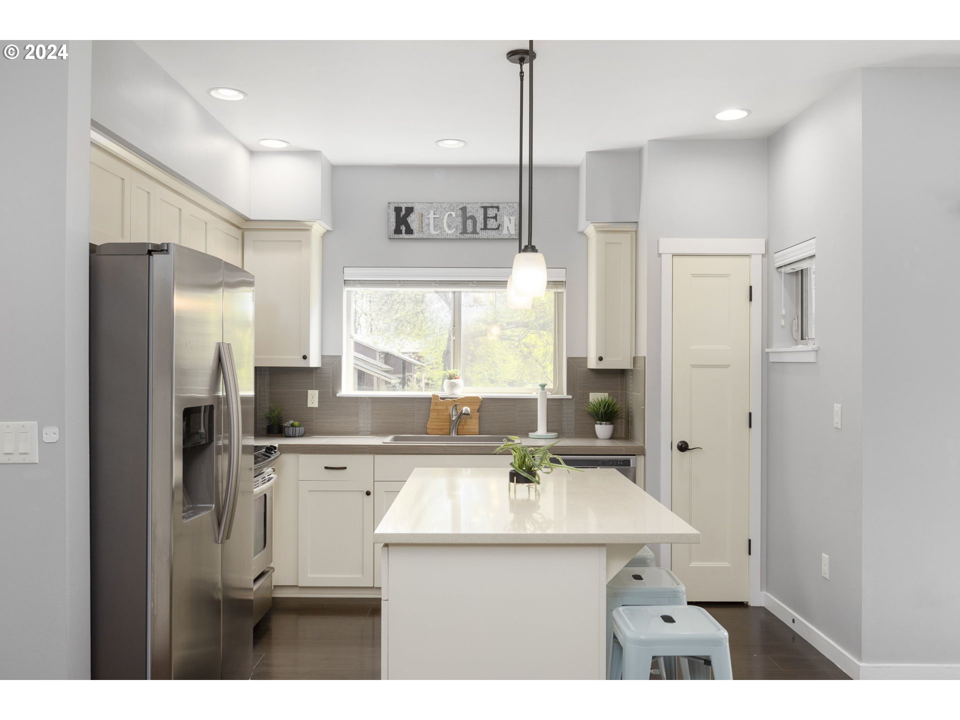 Photo #2: 24573589 Listing 