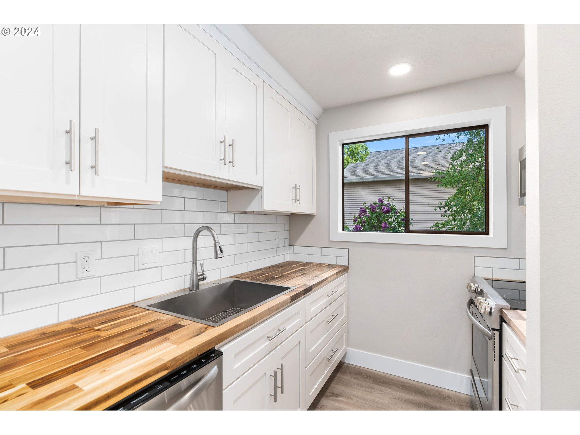 Photo #2: 24587096 Listing 