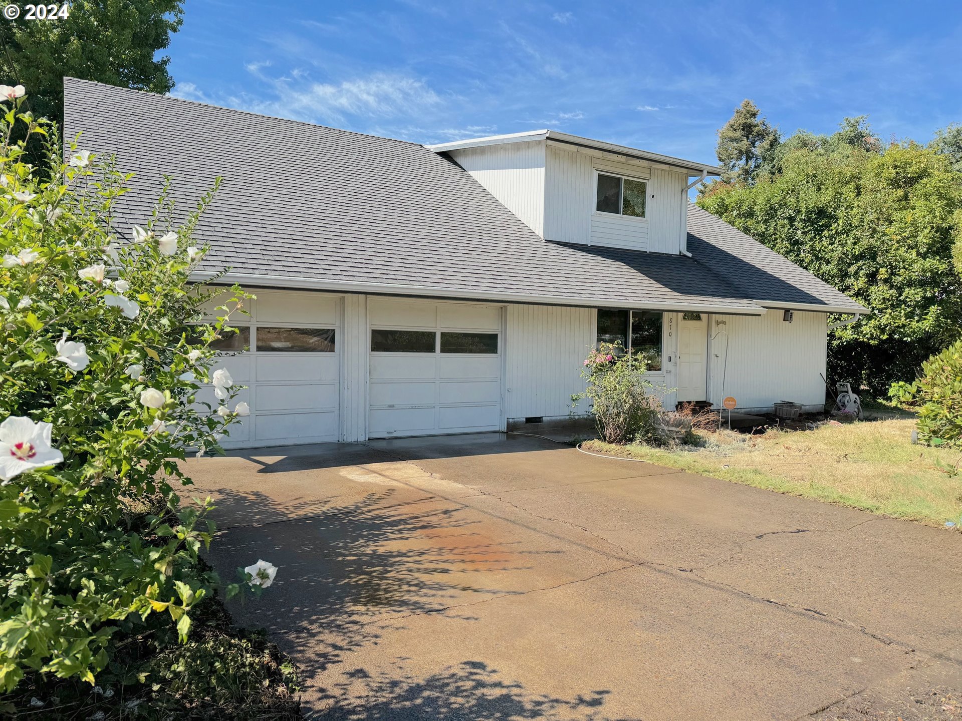 Photo of 870 LAURELHURST DR Eugene OR 97402