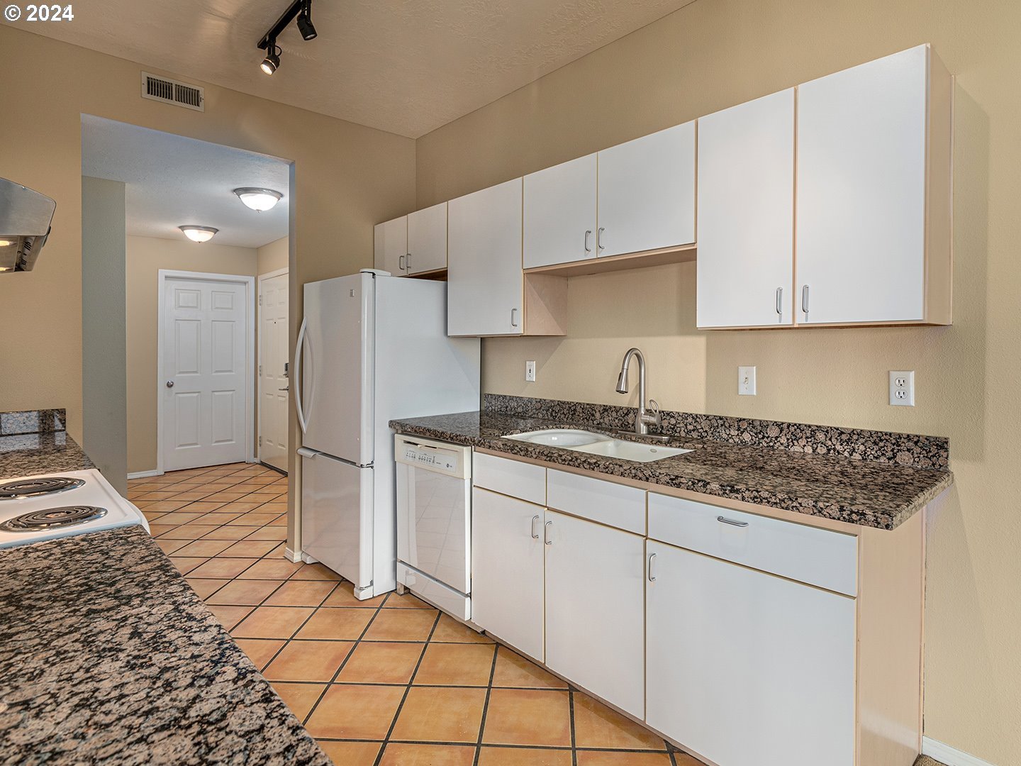 Photo #2: 24592429 Listing 