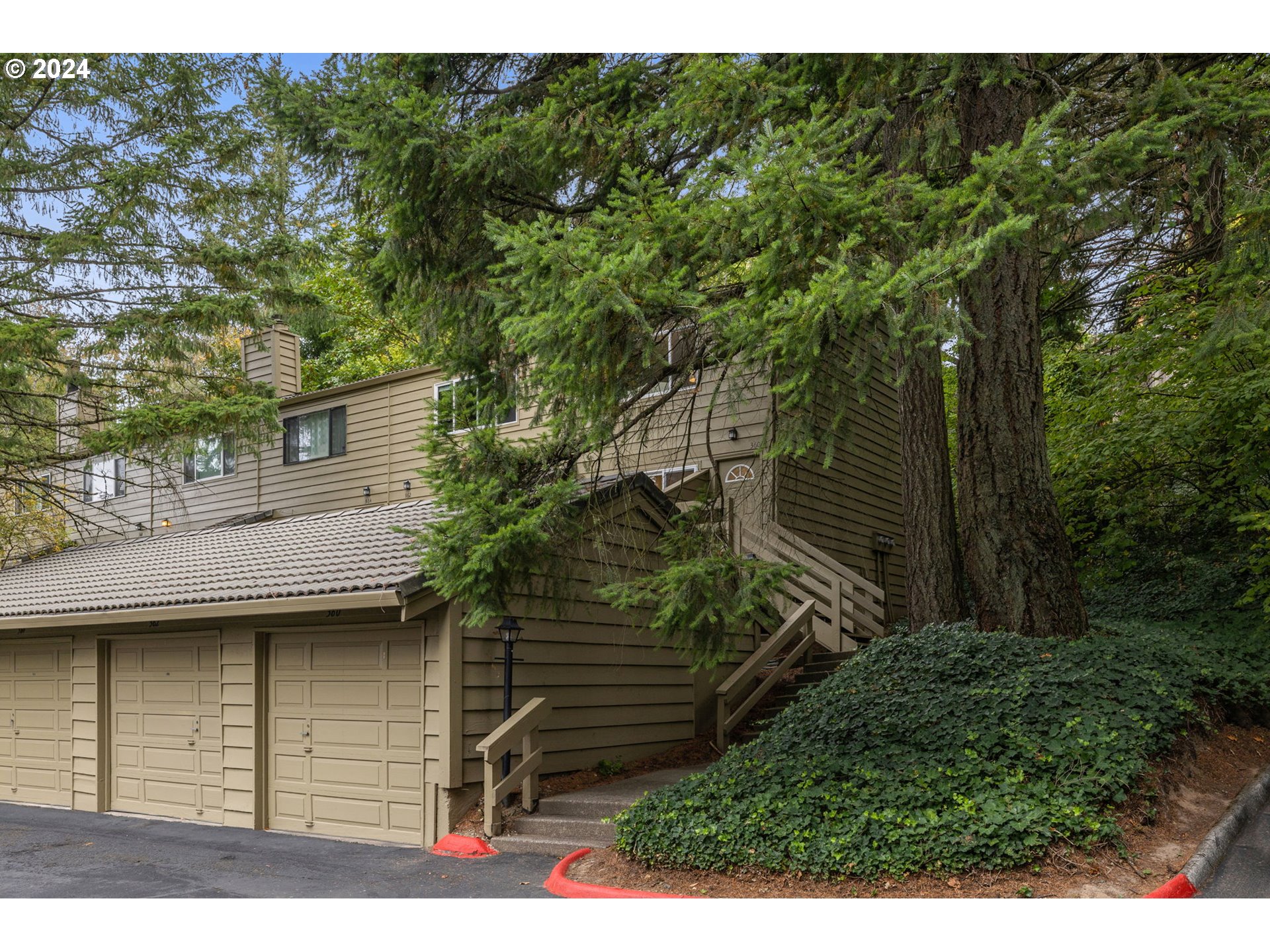 Photo of 360 CERVANTES CIR Lake Oswego OR 97035