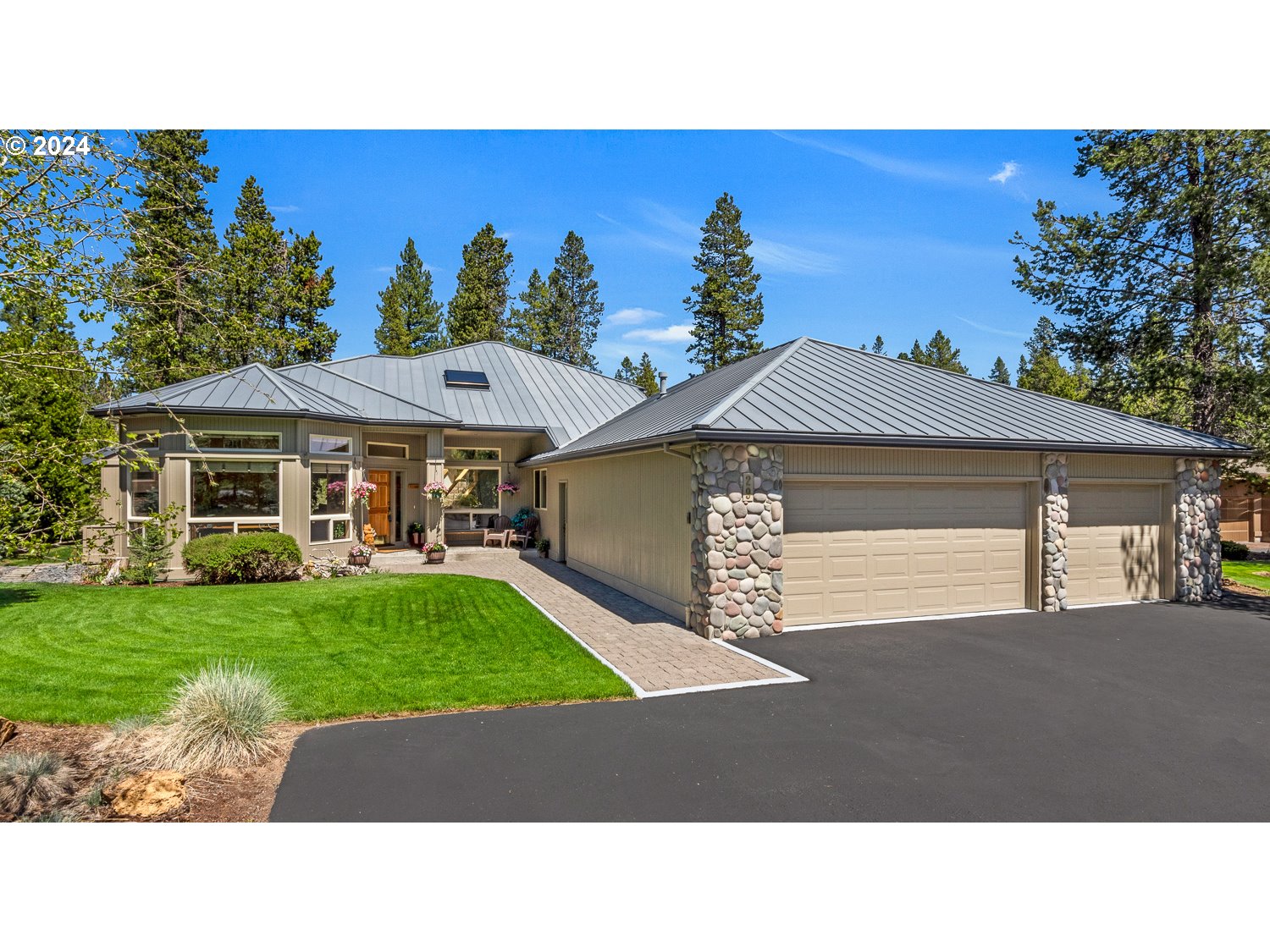 Photo of 18138 MAURY MOUNTAIN LN Sunriver OR 97707