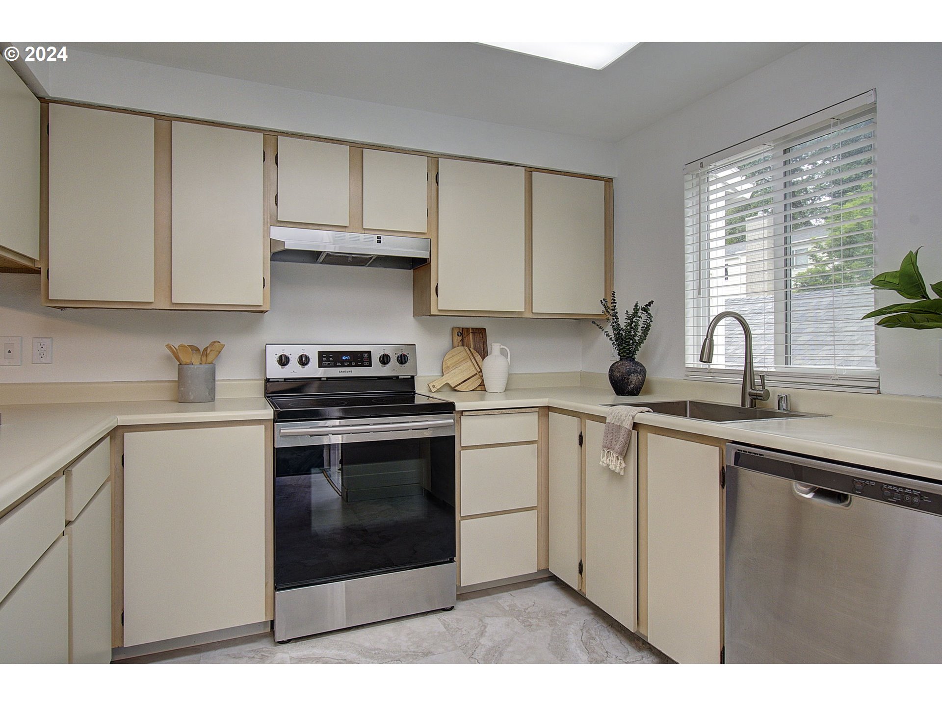 Photo #4: 24630621 Listing 
