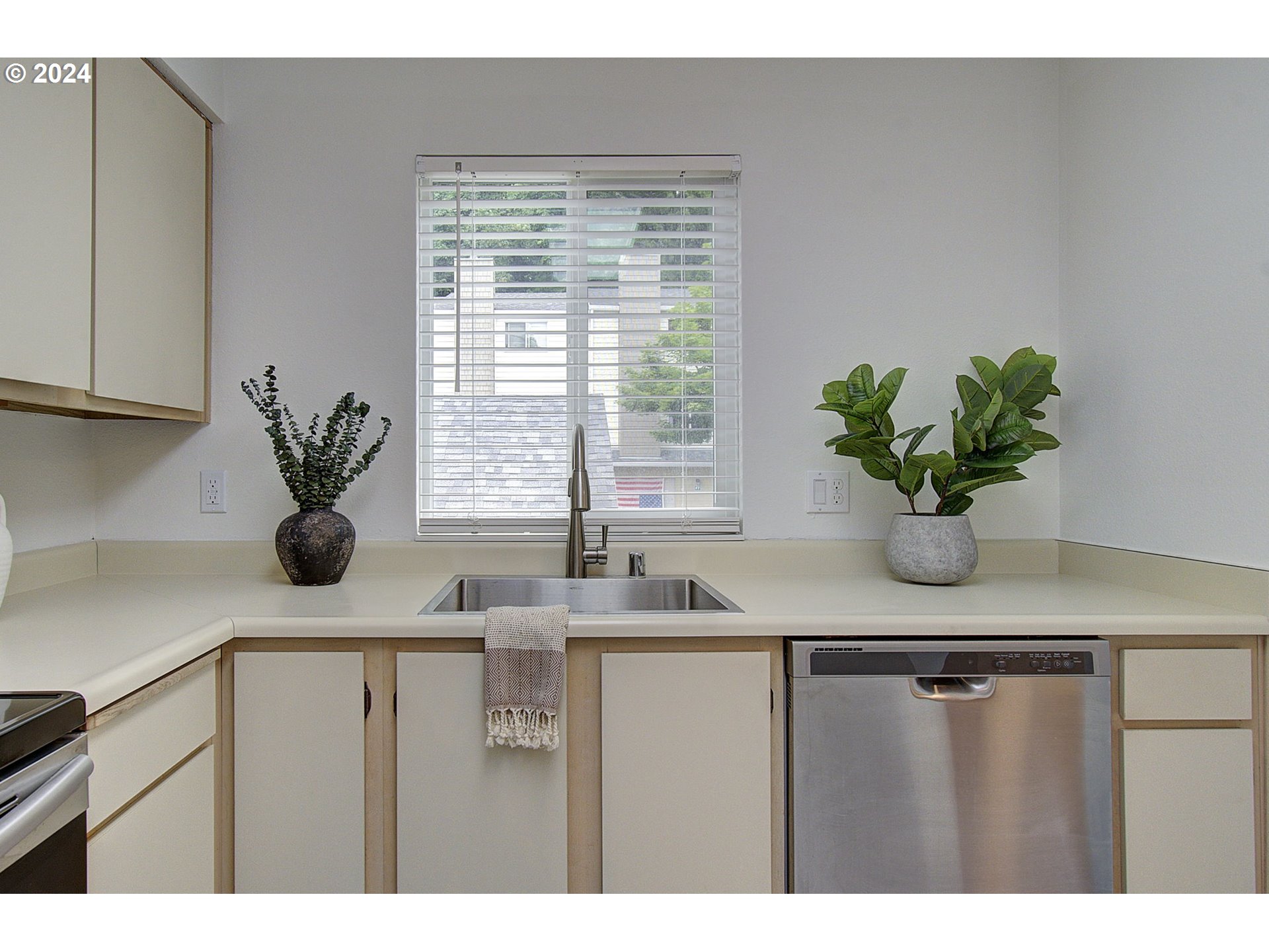 Photo #5: 24630621 Listing 