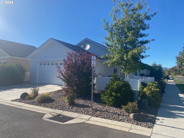 Photo of 401 CASTLE ROCK DR Central Point OR 97502