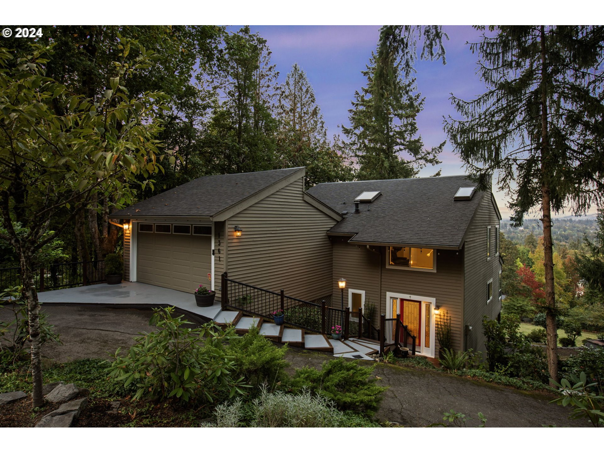 Photo of 1361 GLENMORRIE DR Lake Oswego OR 97034