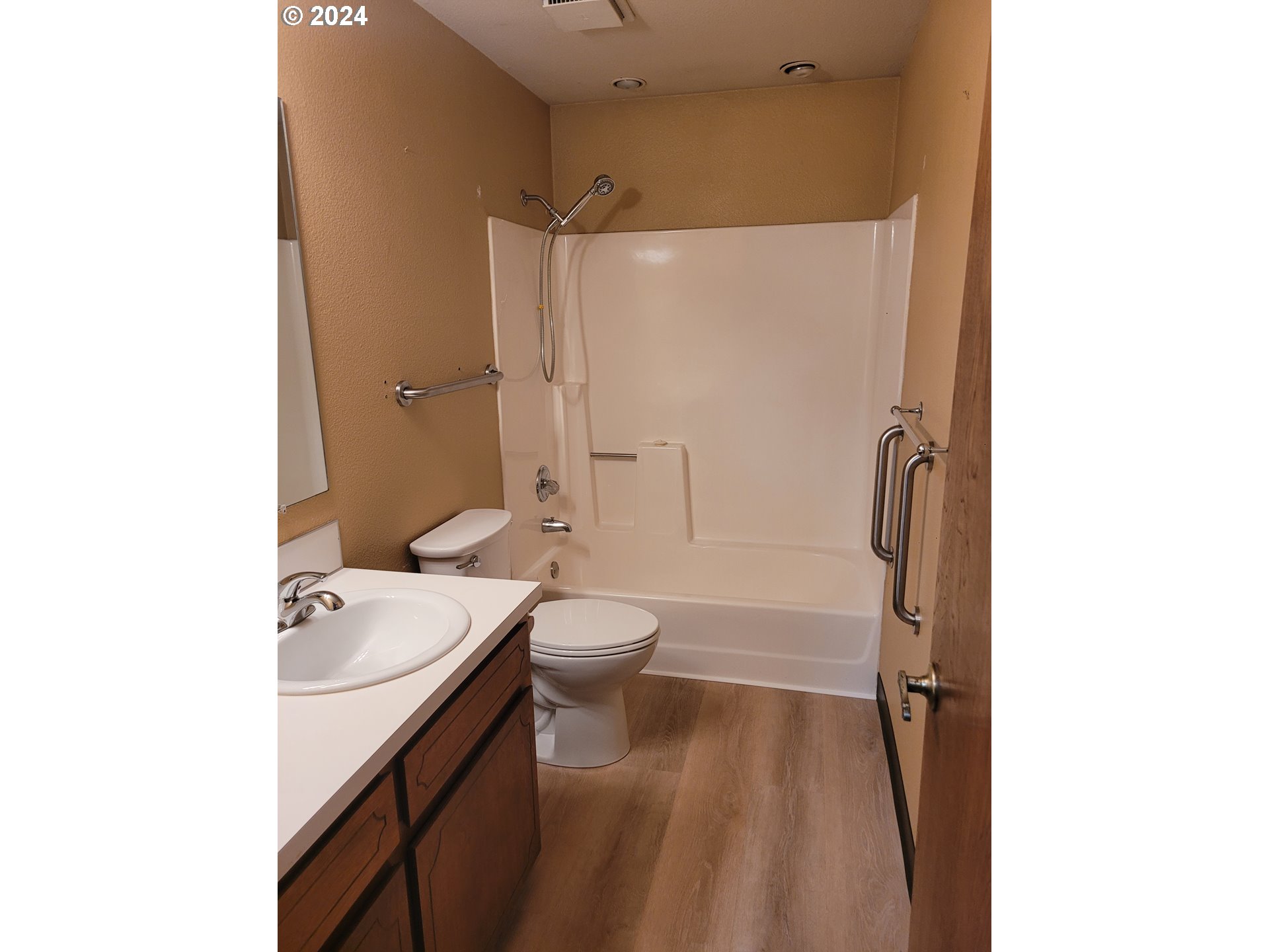 Photo #2: 24655714 Listing 
