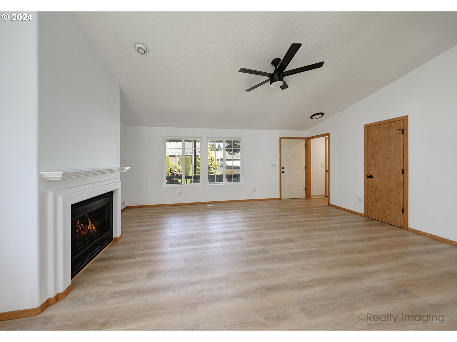 Photo #2: 24666365 Listing 