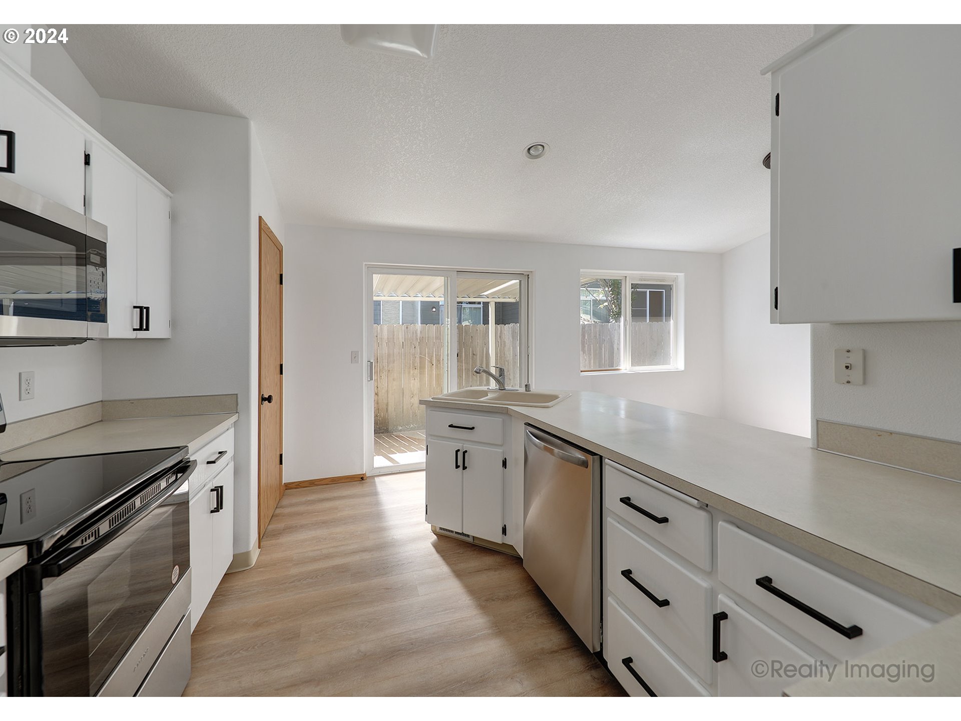 Photo #6: 24666365 Listing 