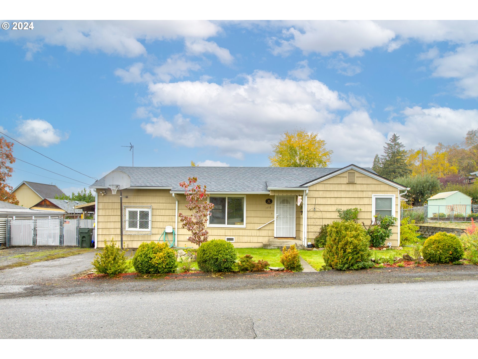 Photo of 1752 DOGWOOD ST Roseburg OR 97471