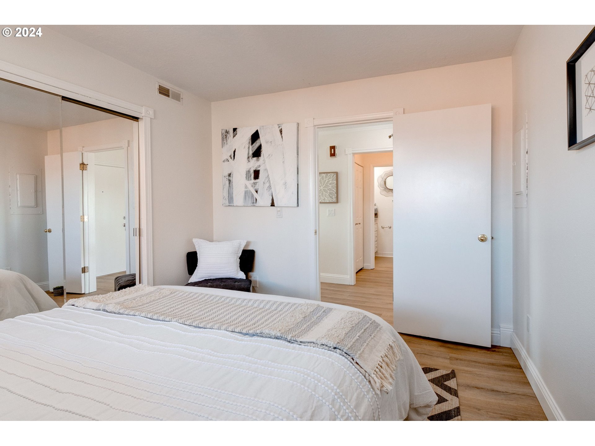 Photo #2: 24674595 Listing 
