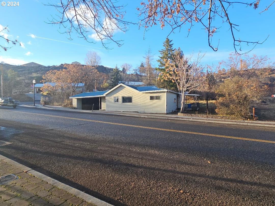 Photo of 616 DESCHUTES AVE Maupin OR 97037