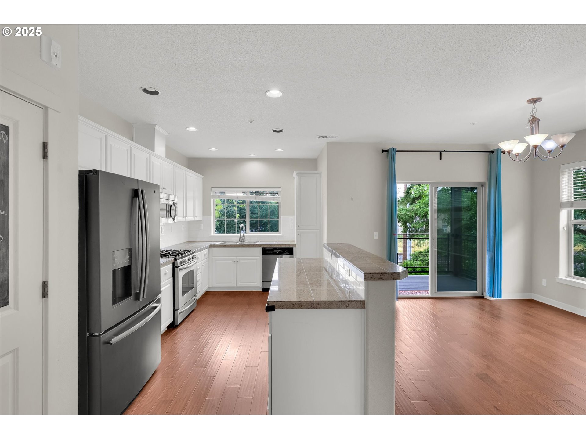 Photo #8: 247312425 Listing: Photo #8
