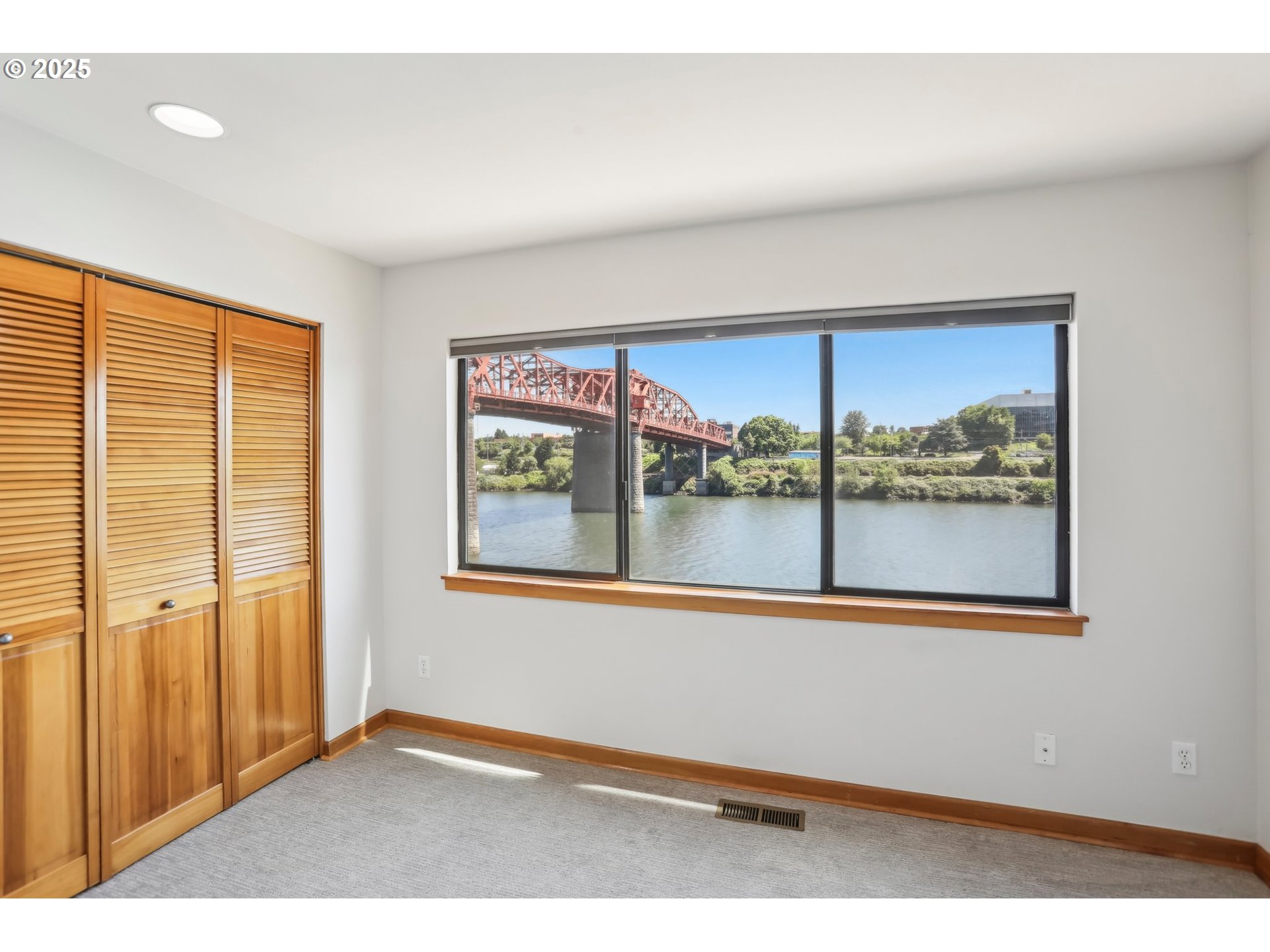Photo #12: 249260527 Listing: Photo #12