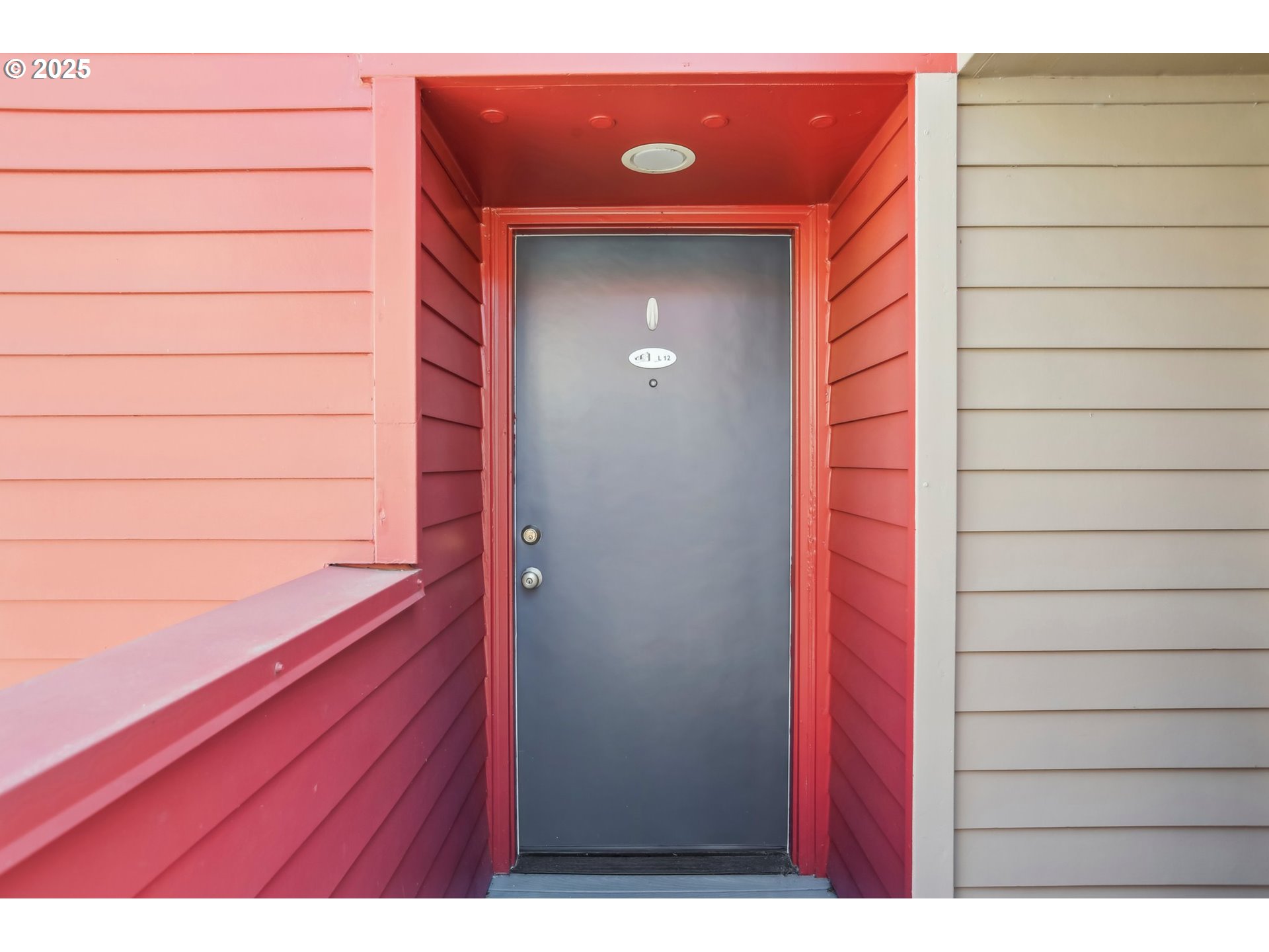 Photo #2: 249260527 Listing 