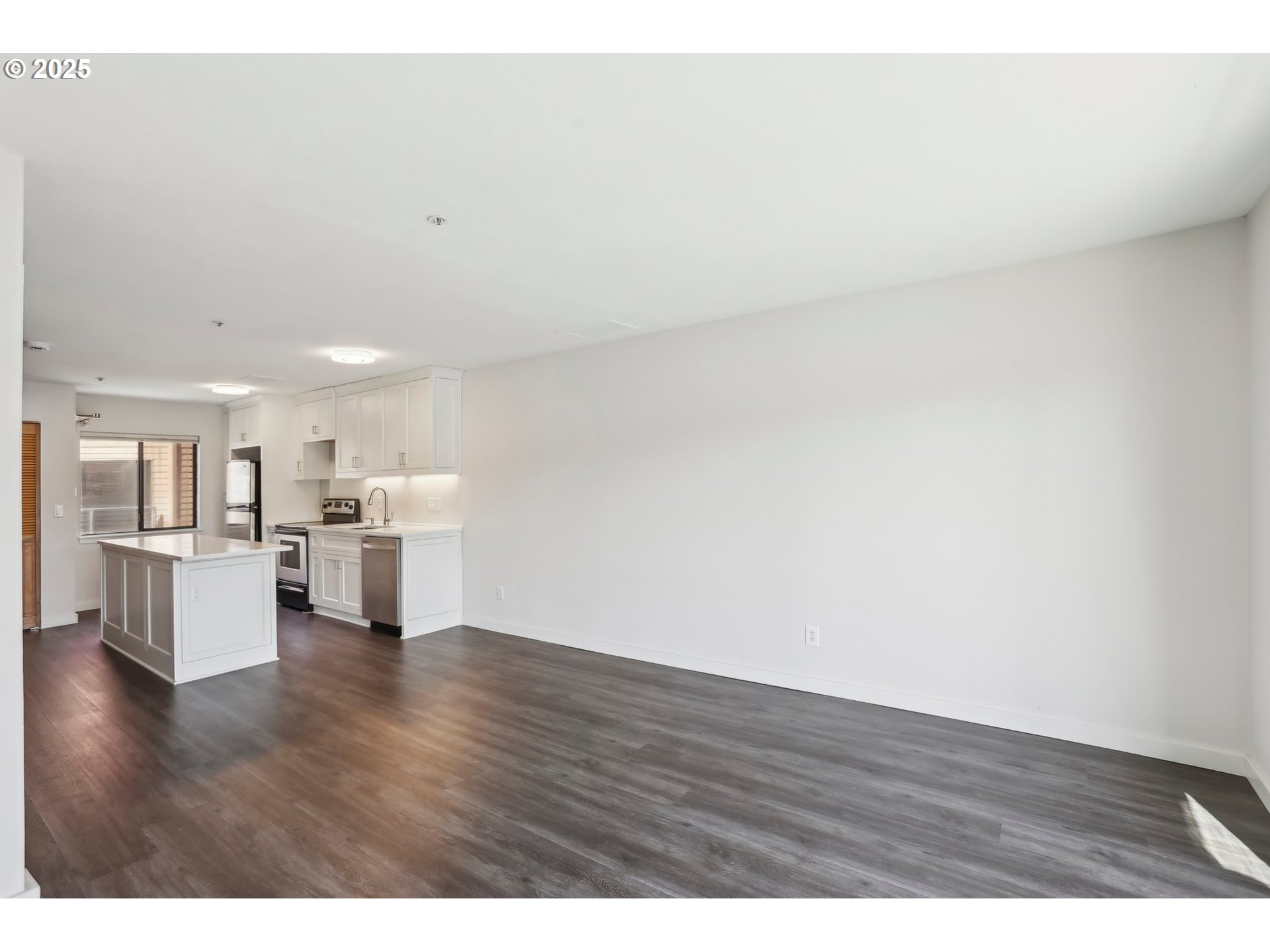 Photo #5: 249260527 Listing: Photo #5