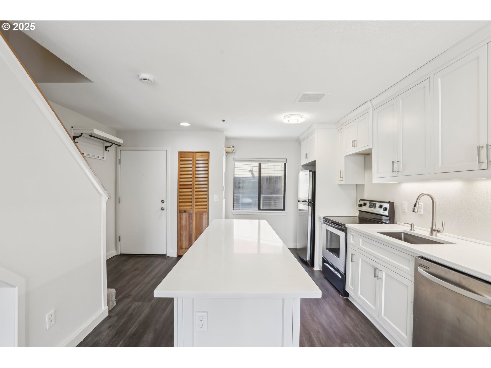Photo #8: 249260527 Listing: Photo #8