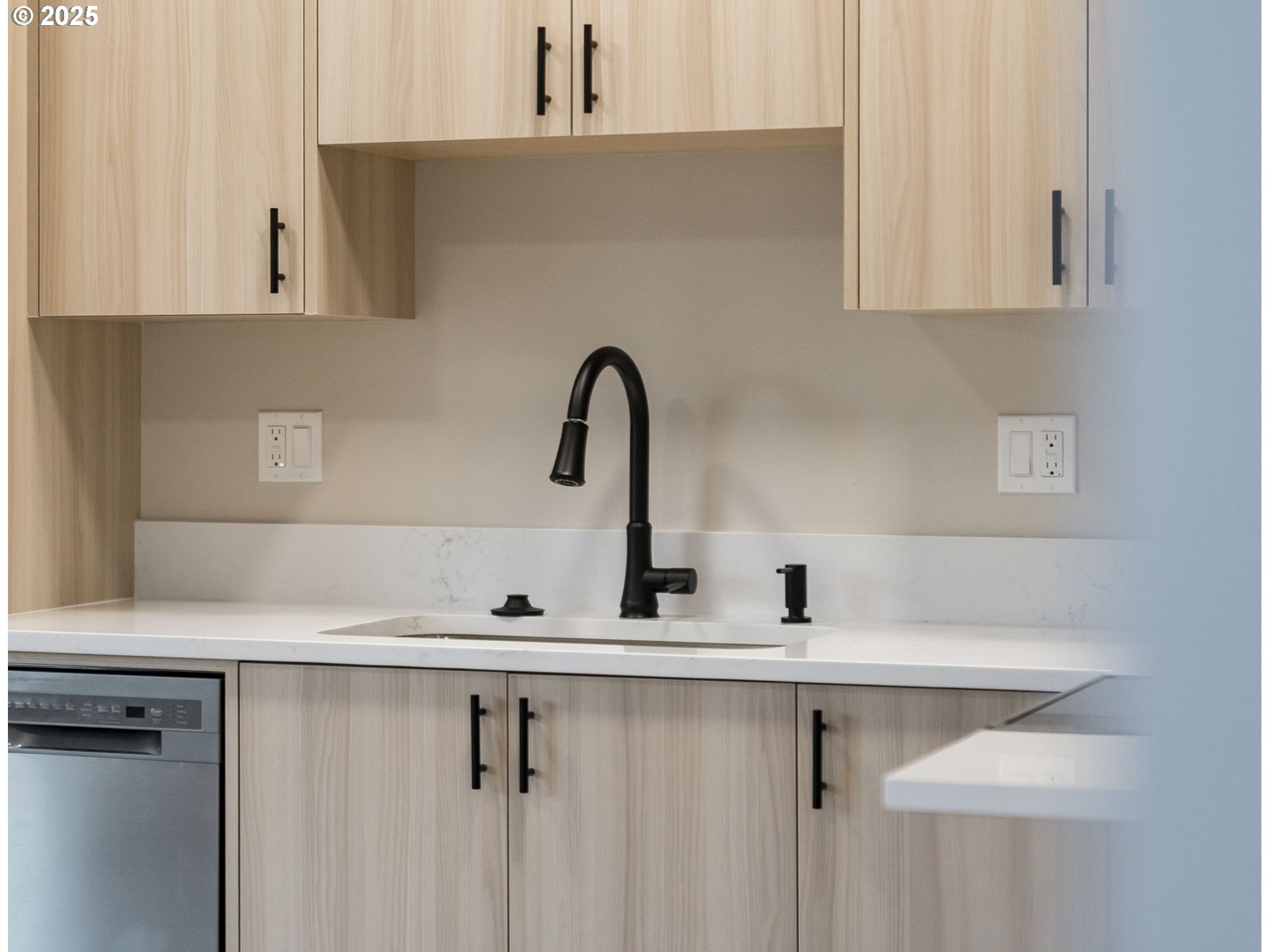 Photo #6: 249857372 Listing: Photo #6