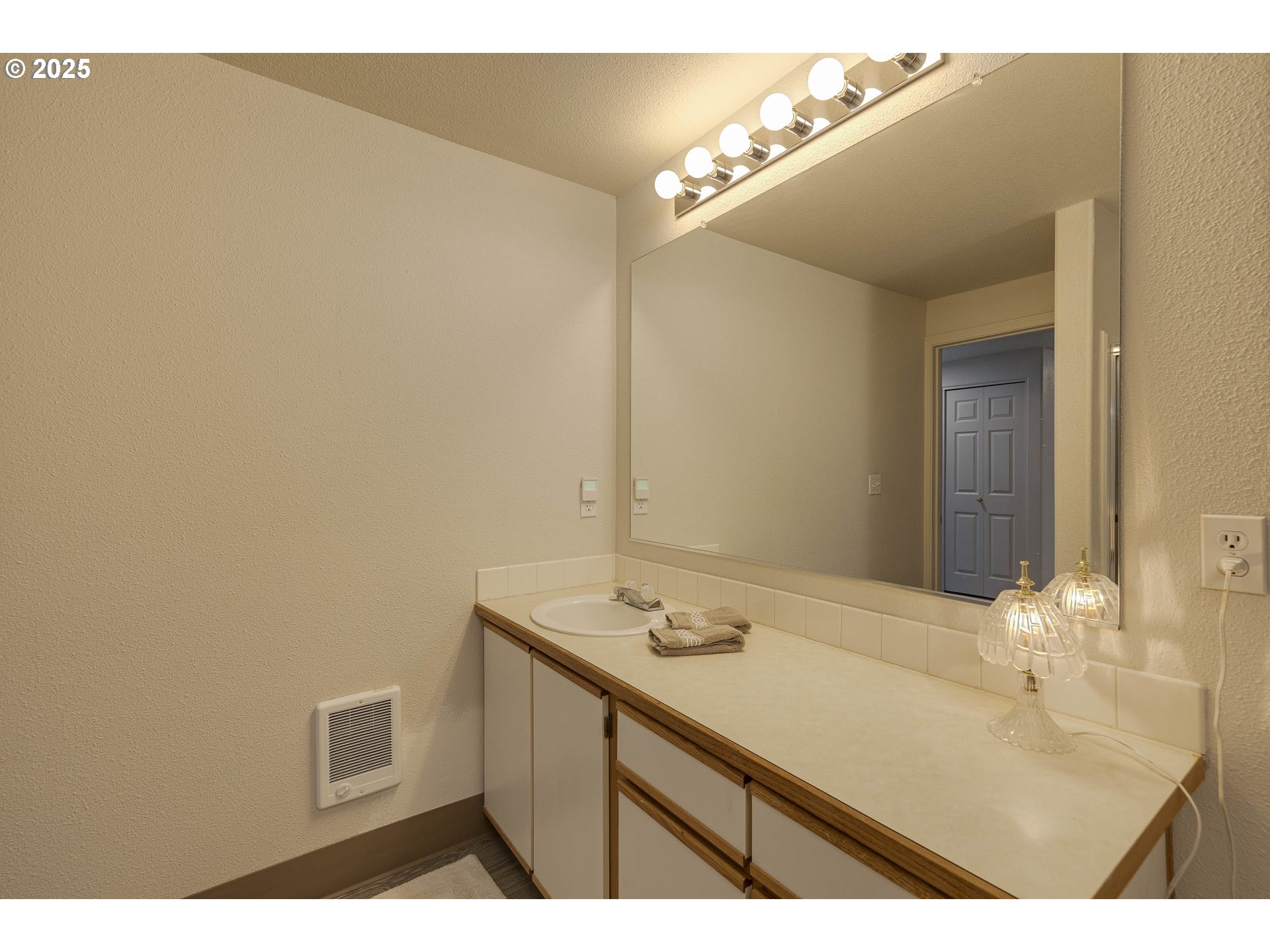 Photo #12: 252159793 Listing: Photo #12
