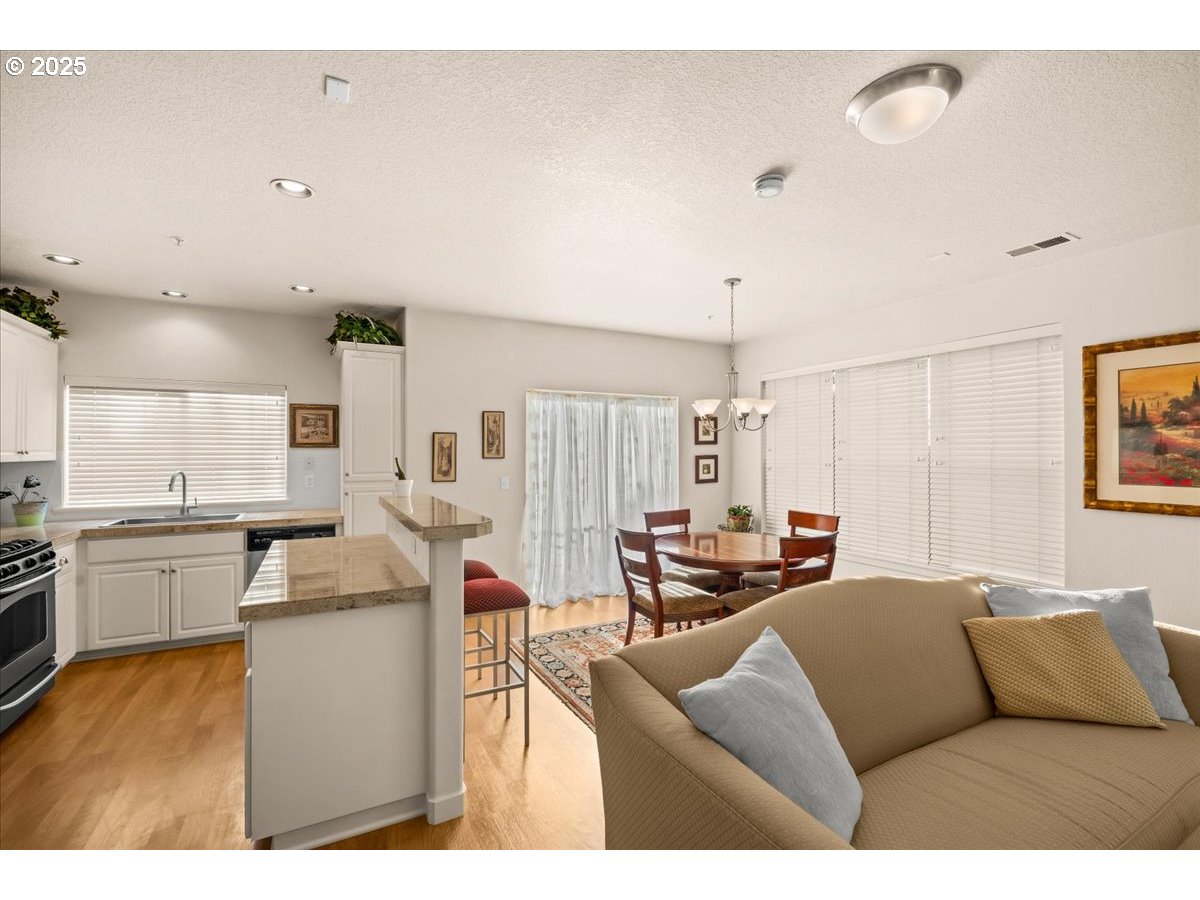 Photo #6: 253134014 Listing 