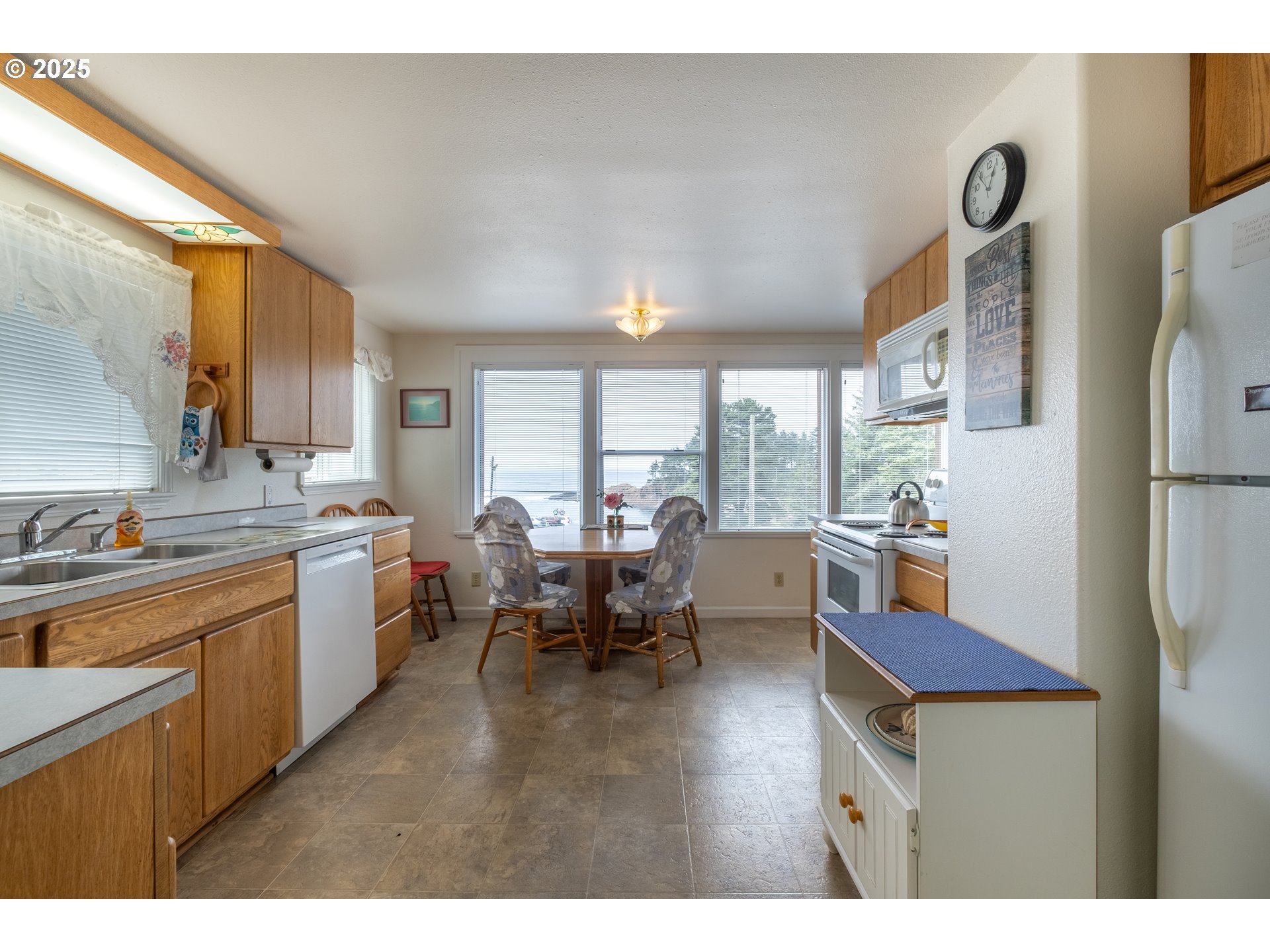 318 N HIGHWAY 101, Depoe Bay, OR, 97341