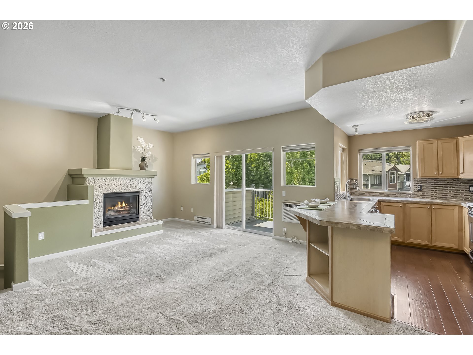 Photo #2: 258300327 Listing: Photo #2