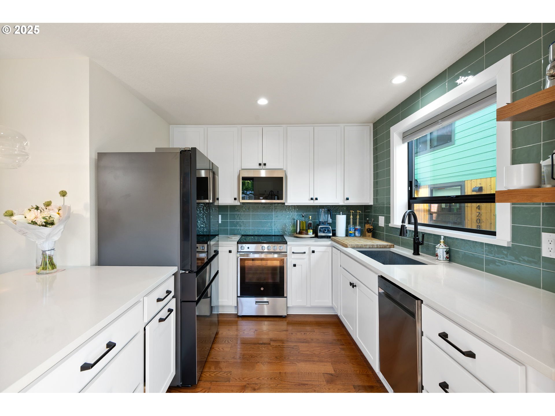 Photo #3: 258412532 Listing 