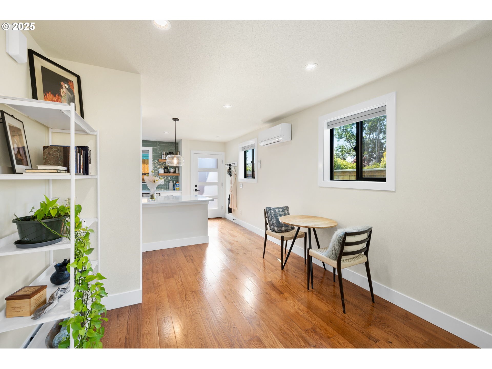 Photo #2: 258412532 Listing 