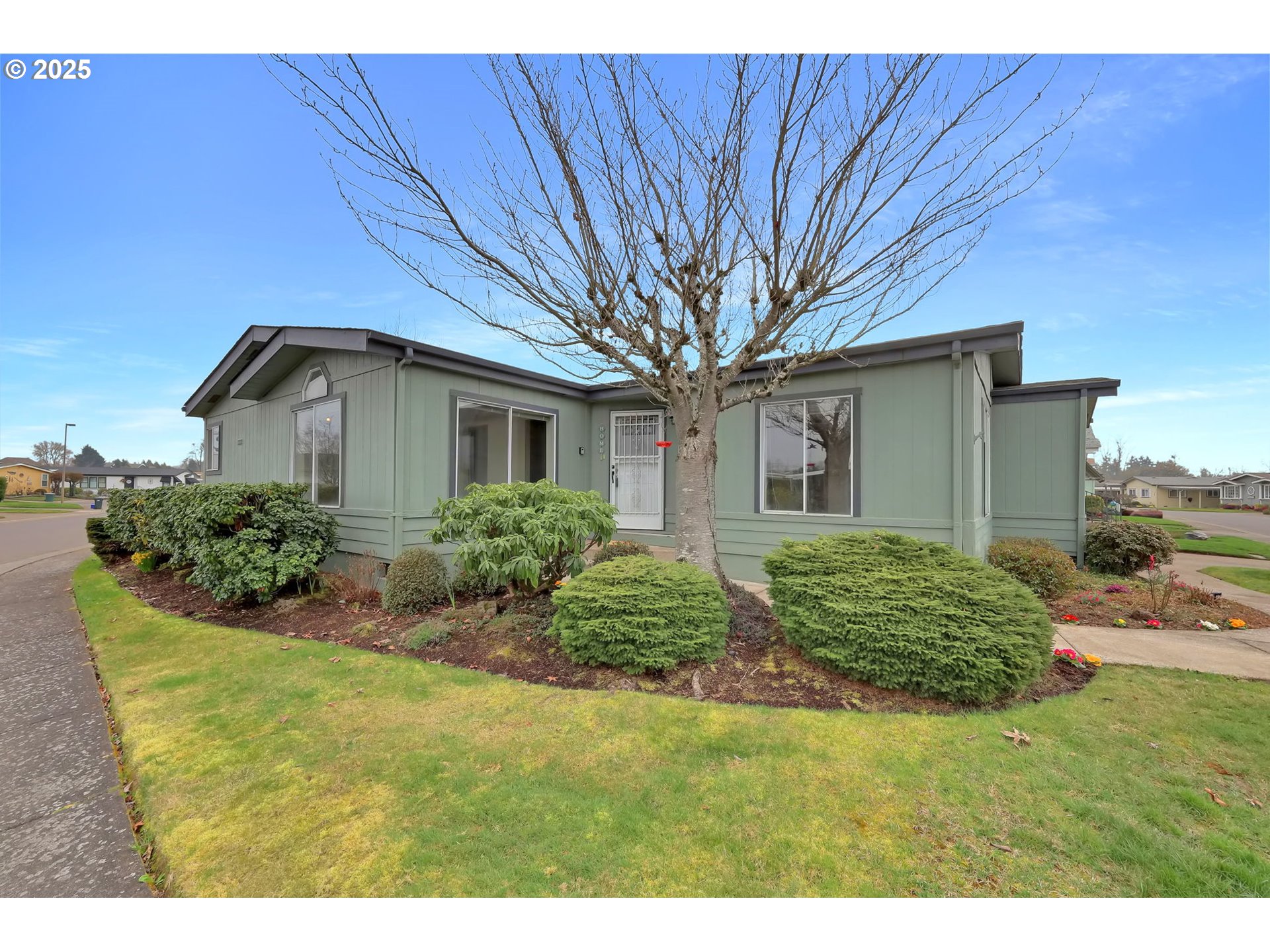 This wonderful one-level home is in the highly desired Lakeridge 55+ gated community. With a fantastic and spacious floor plan, this home is ready for your personal touch. Community Residents have access to a community pool, gym, RV storage, and more.  Don't miss out on this opportunity to own a home in such a desirable location that is conveniently located to shopping centers and bus line. Schedule a viewing today and experience the charm and convenience this property has to offer. Space# 127