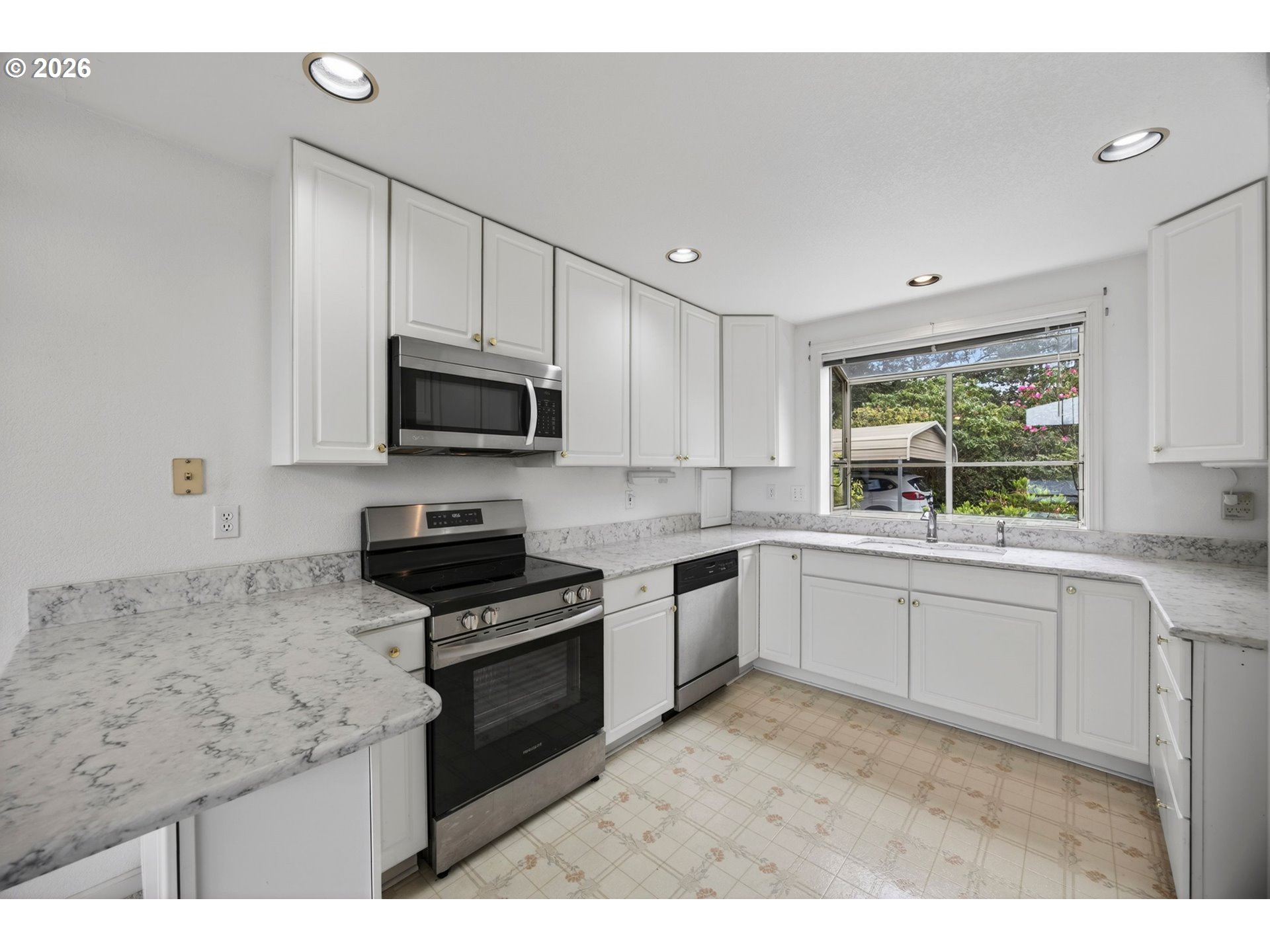 5577 S SHORE DR, Florence, OR, 97439