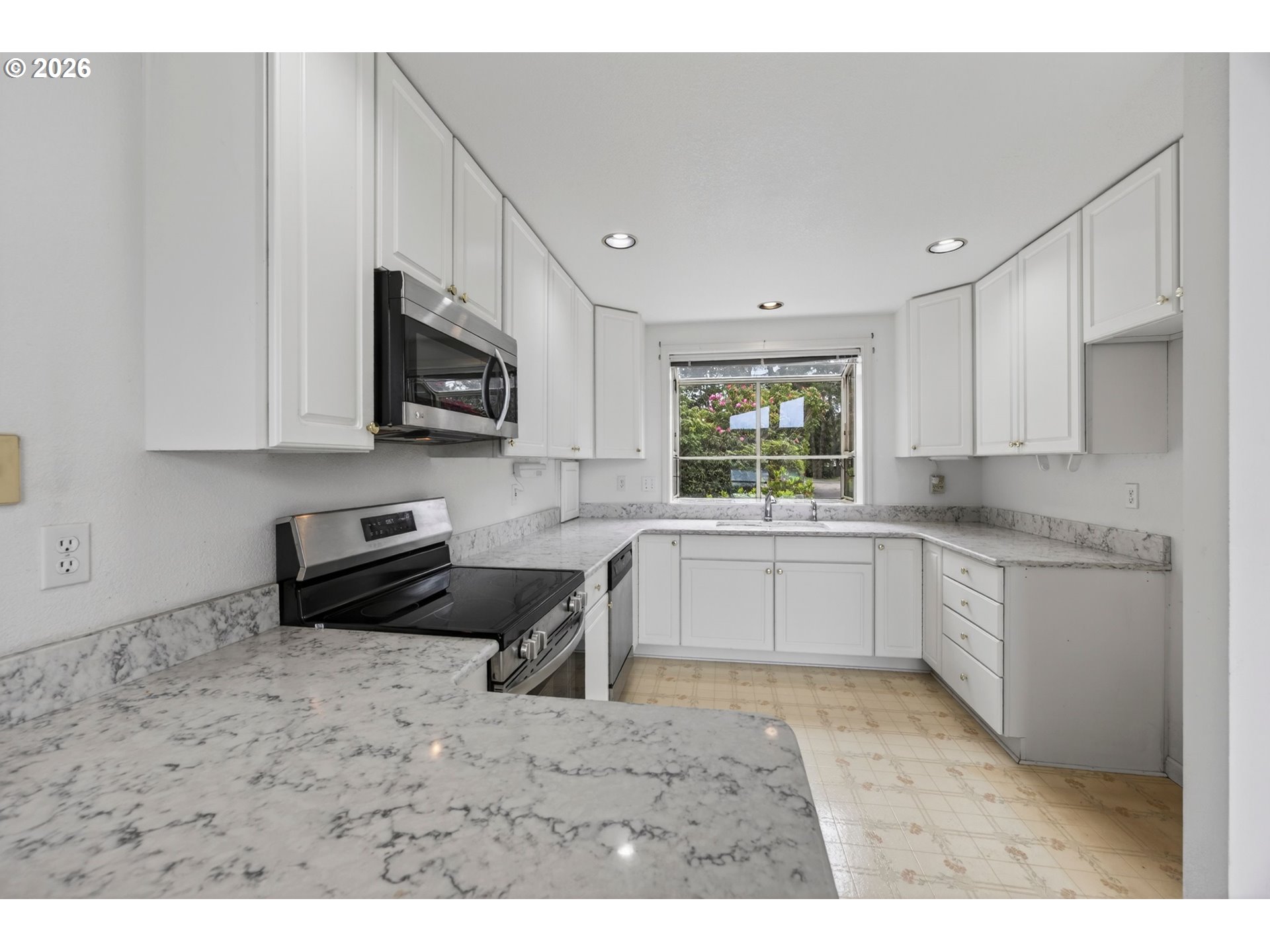 5577 S SHORE DR, Florence, OR, 97439