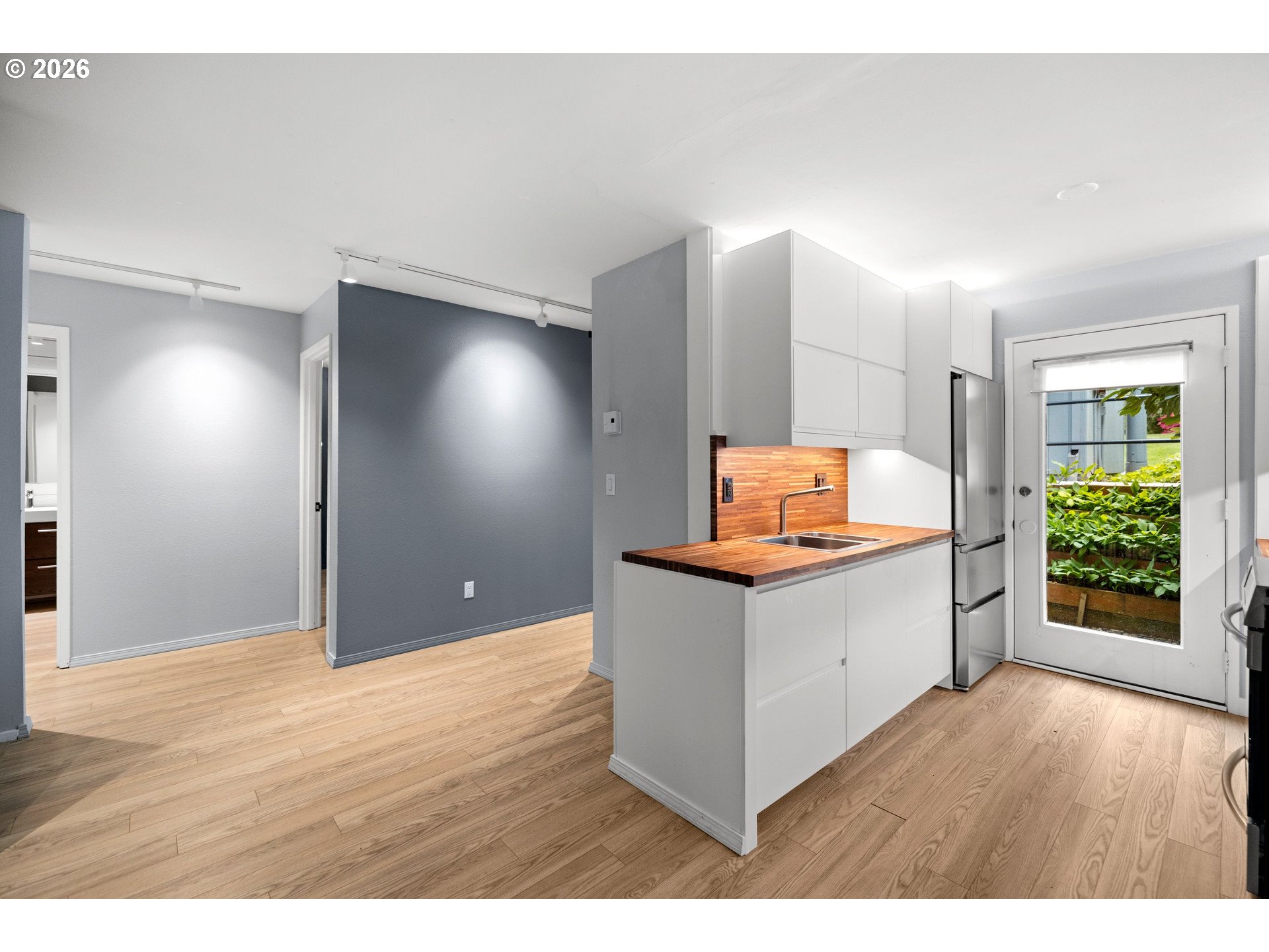 Photo #3: 276443597 Listing: Photo #3