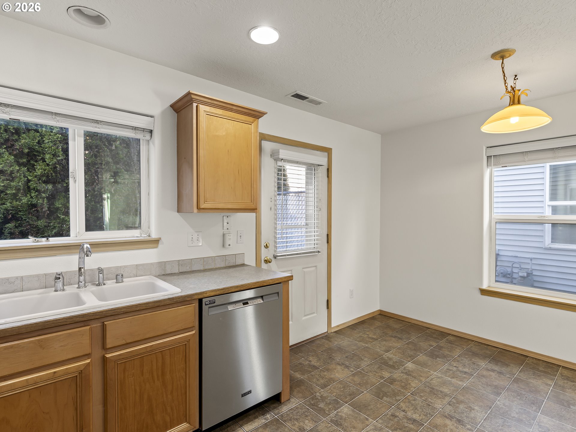 Photo #6: 279986879 Listing: Photo #6