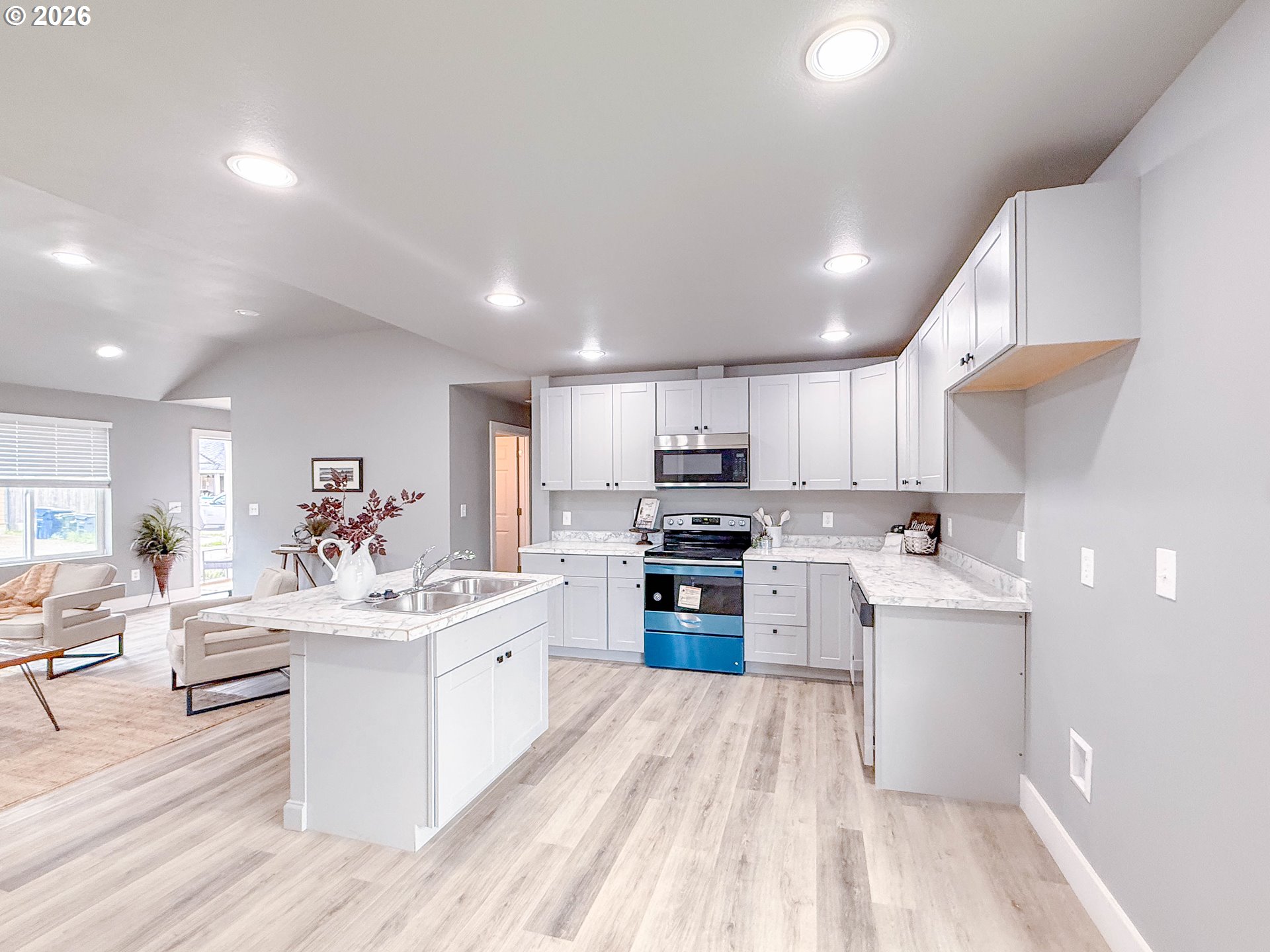 2382 E IRWIN WAY, Eugene, OR, 97402