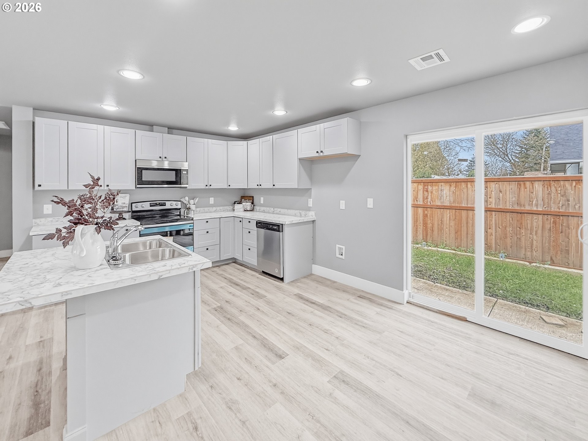 2382 E IRWIN WAY, Eugene, OR, 97402