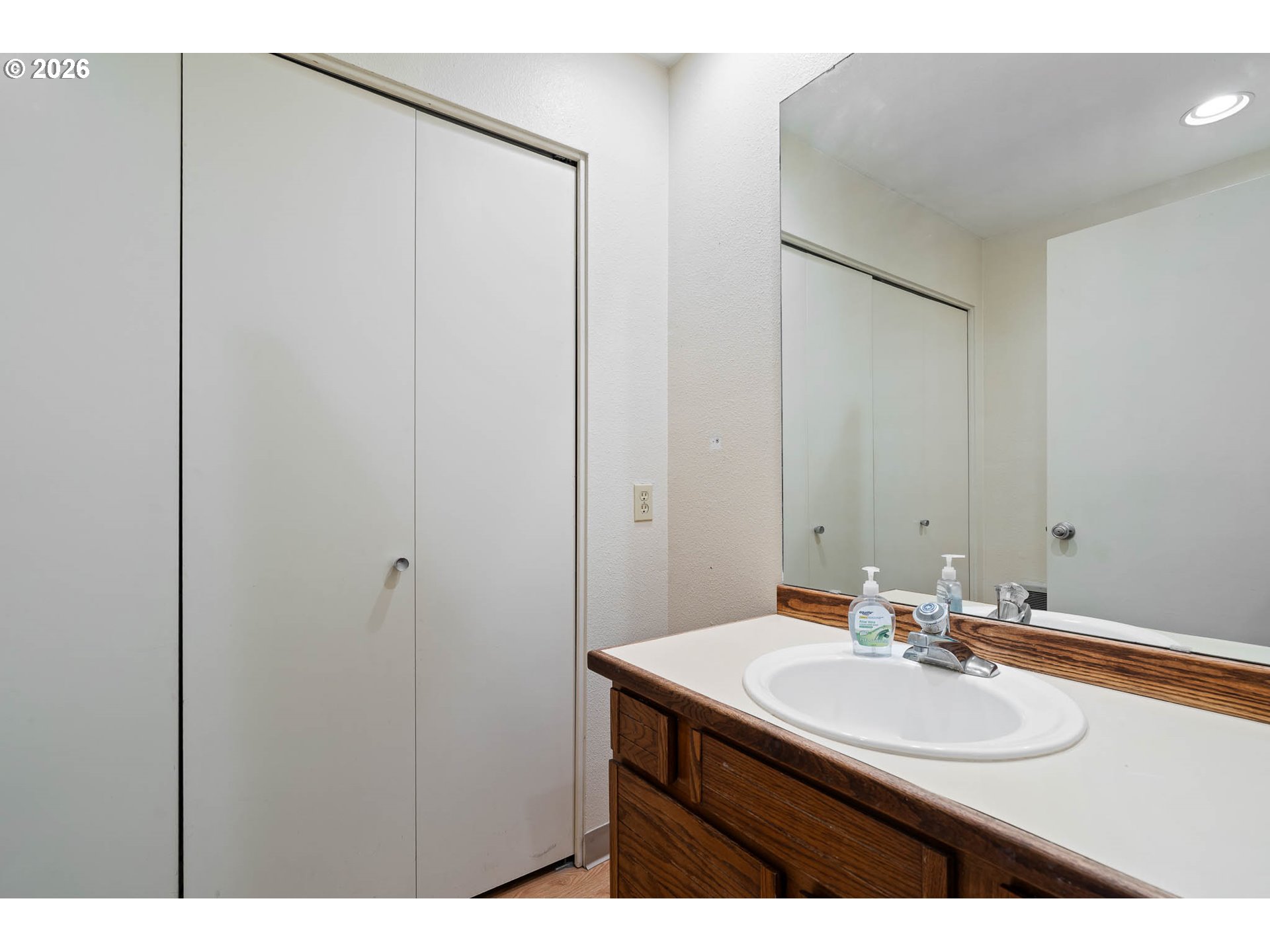 Photo #6: 294916843 Listing: Photo #6