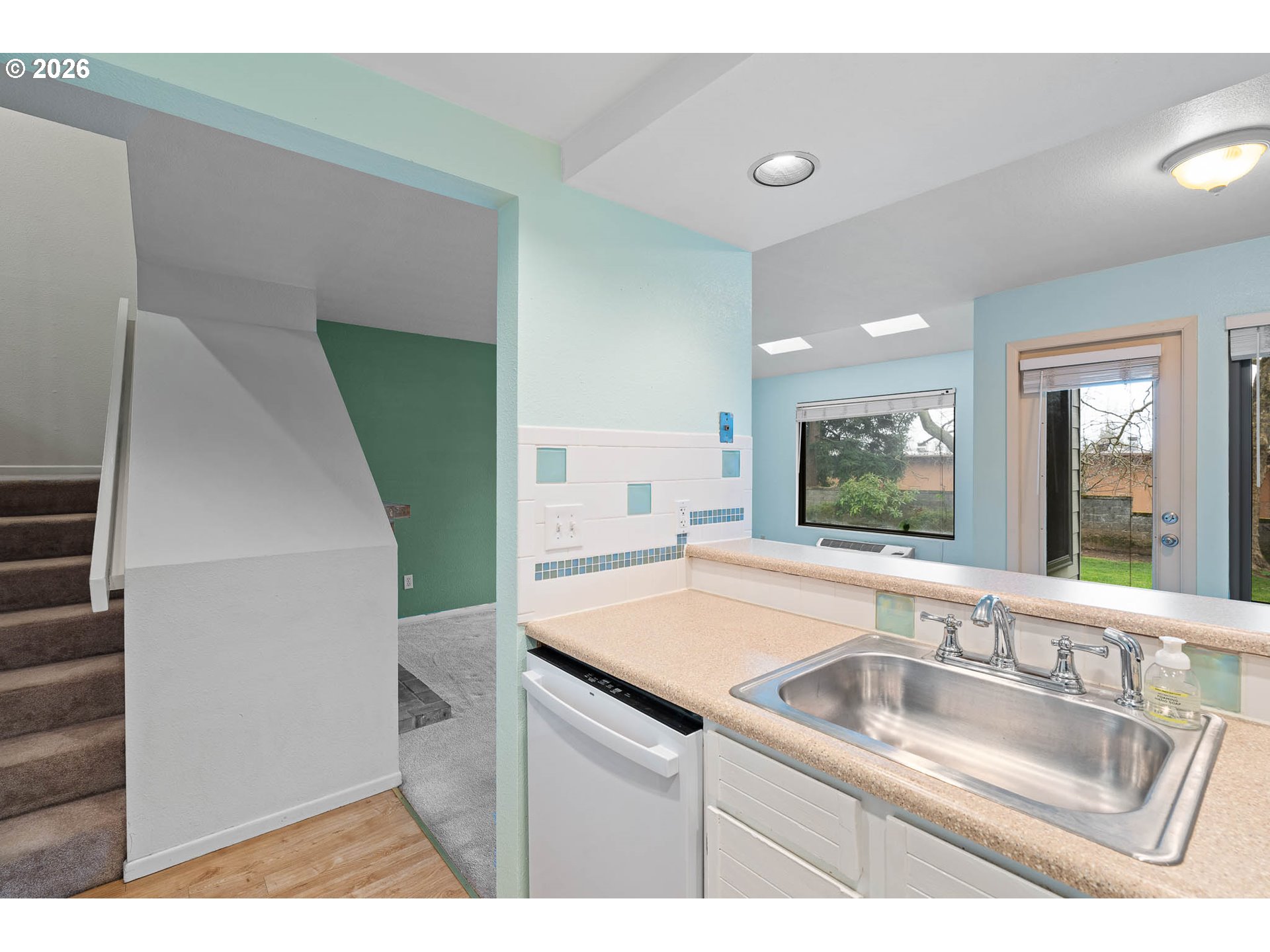 Photo #4: 294916843 Listing: Photo #4