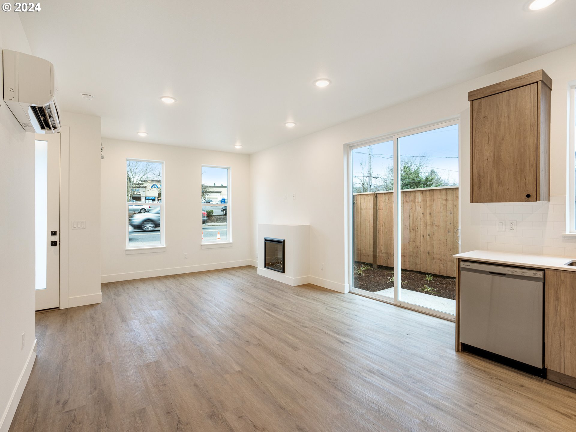 Photo #4: 298737903 Listing 