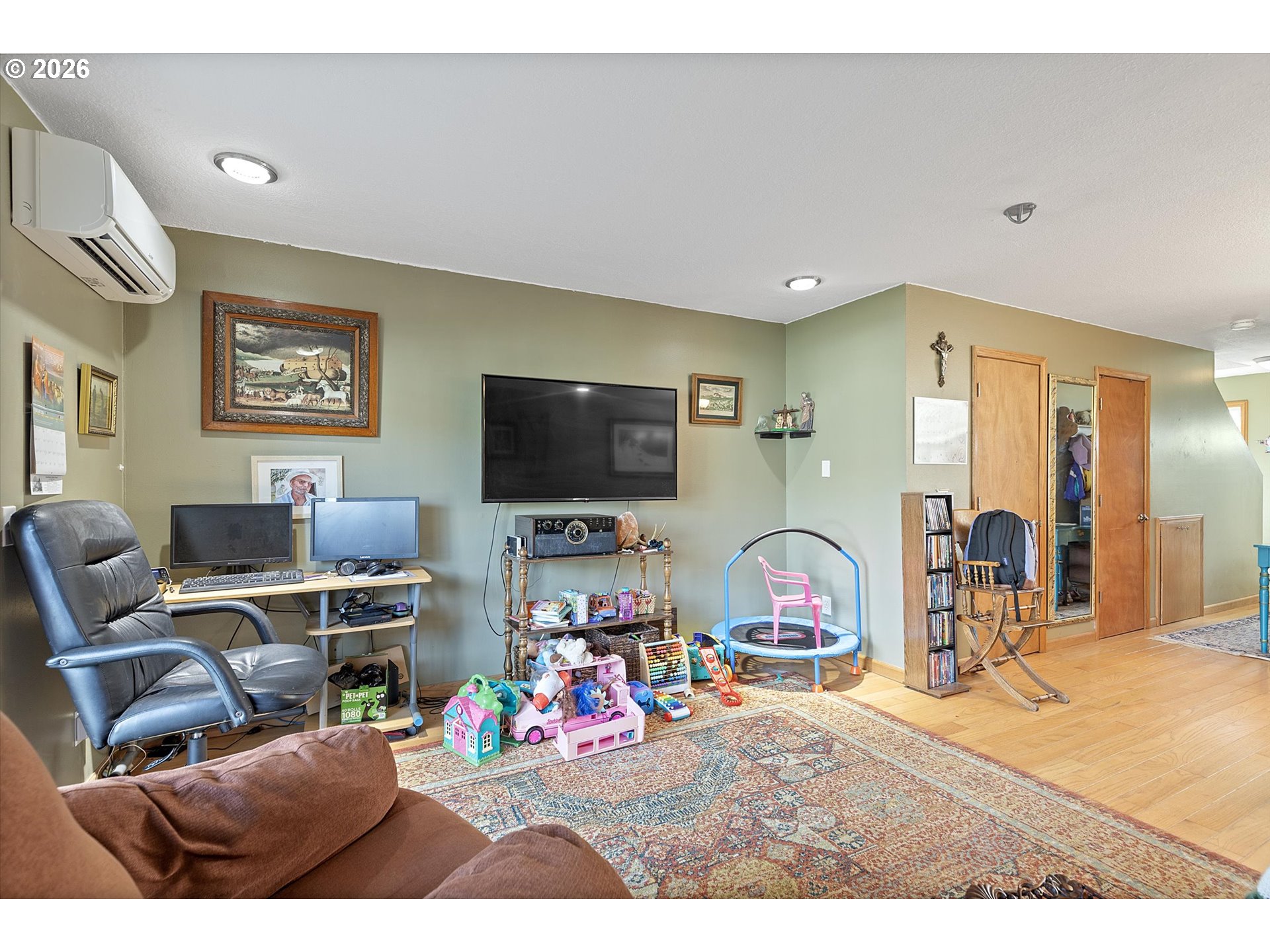 Photo #3: 302476854 Listing: Photo #3