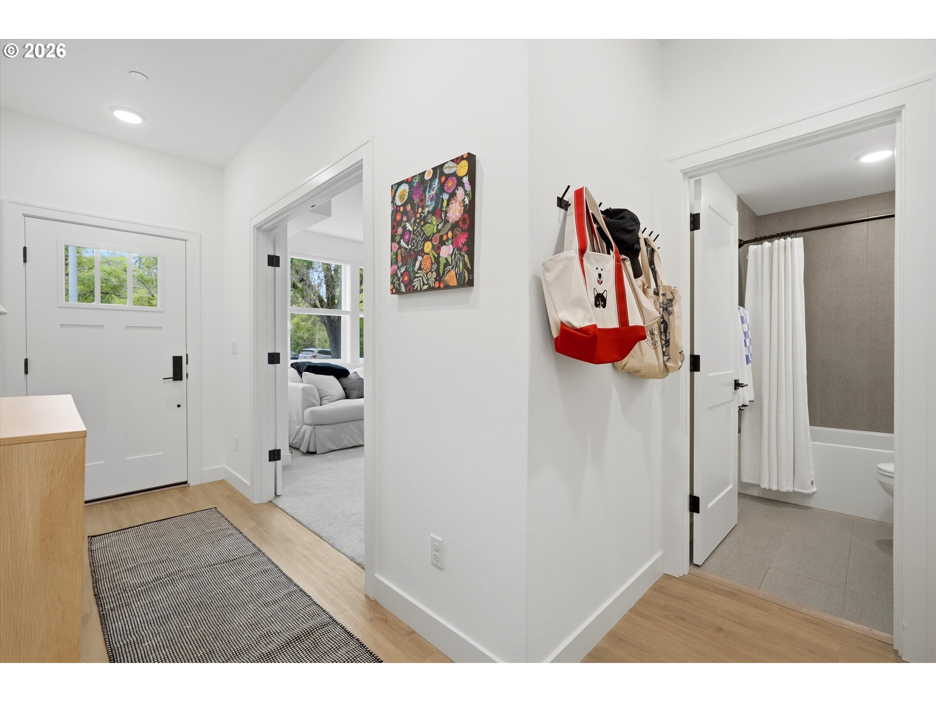 Photo #4: 305773973 Listing: Photo #4